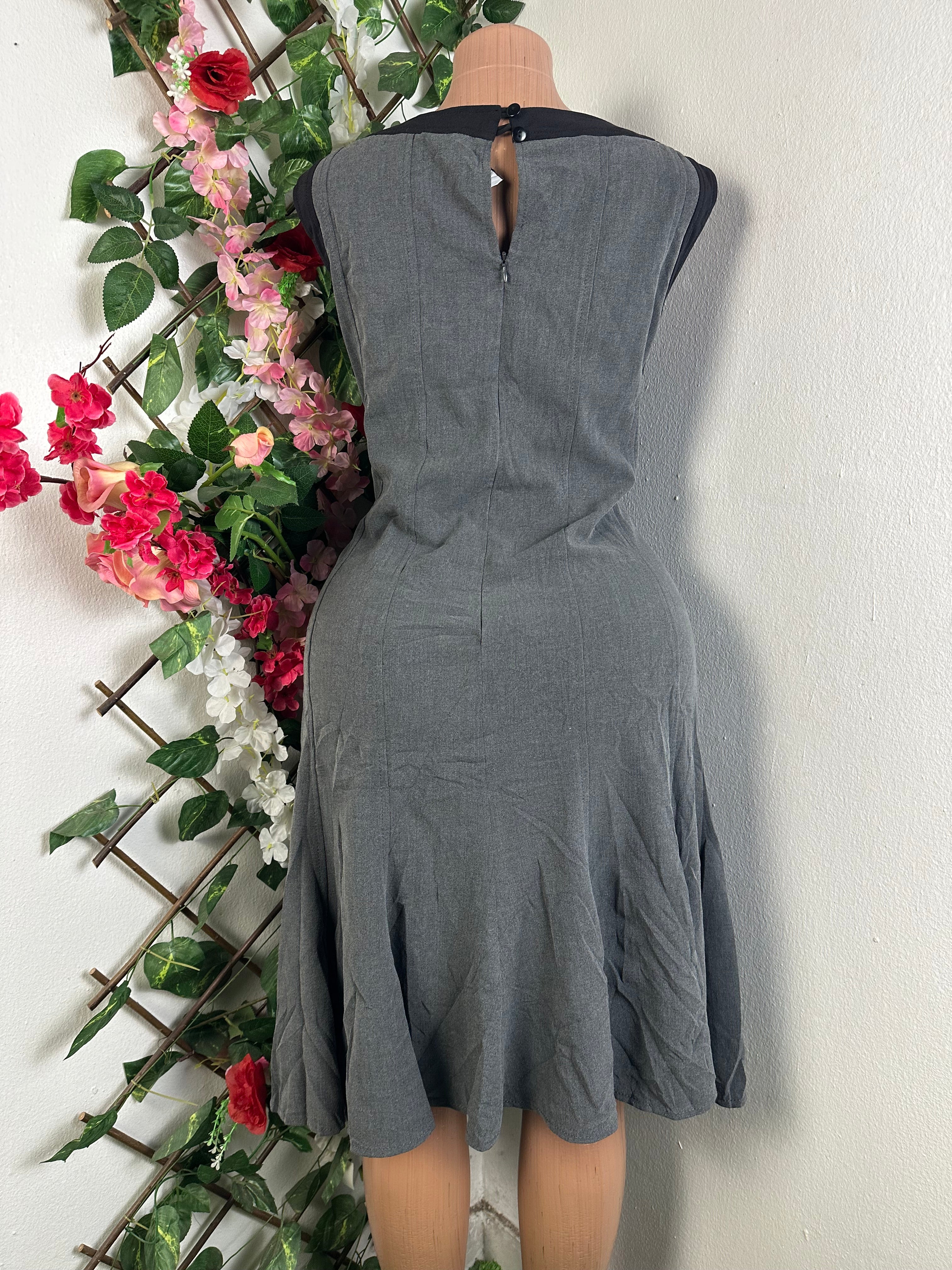 Robe évasée sans manches décolletée