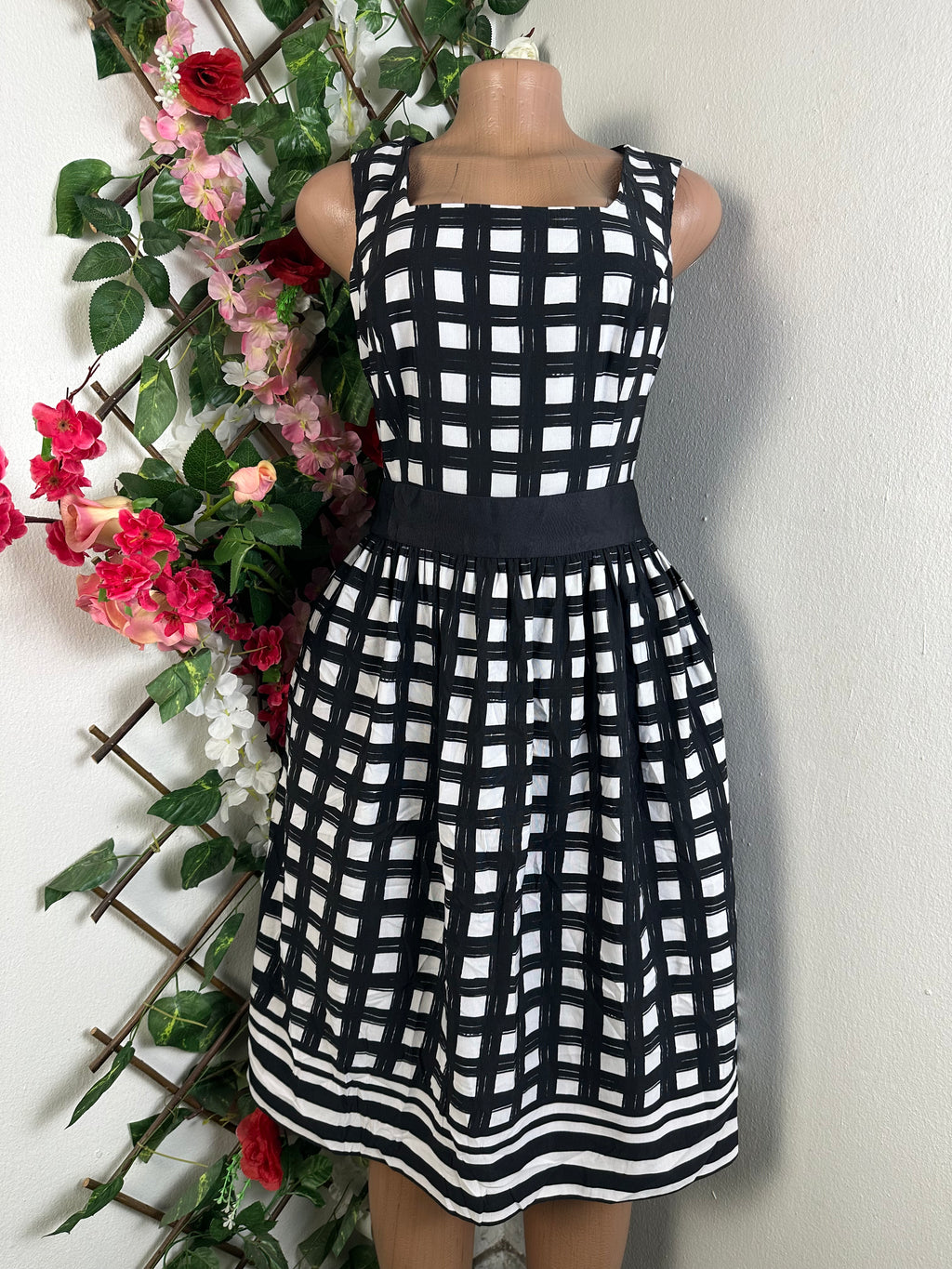 Robe évasée à fine bretelles ceintrée