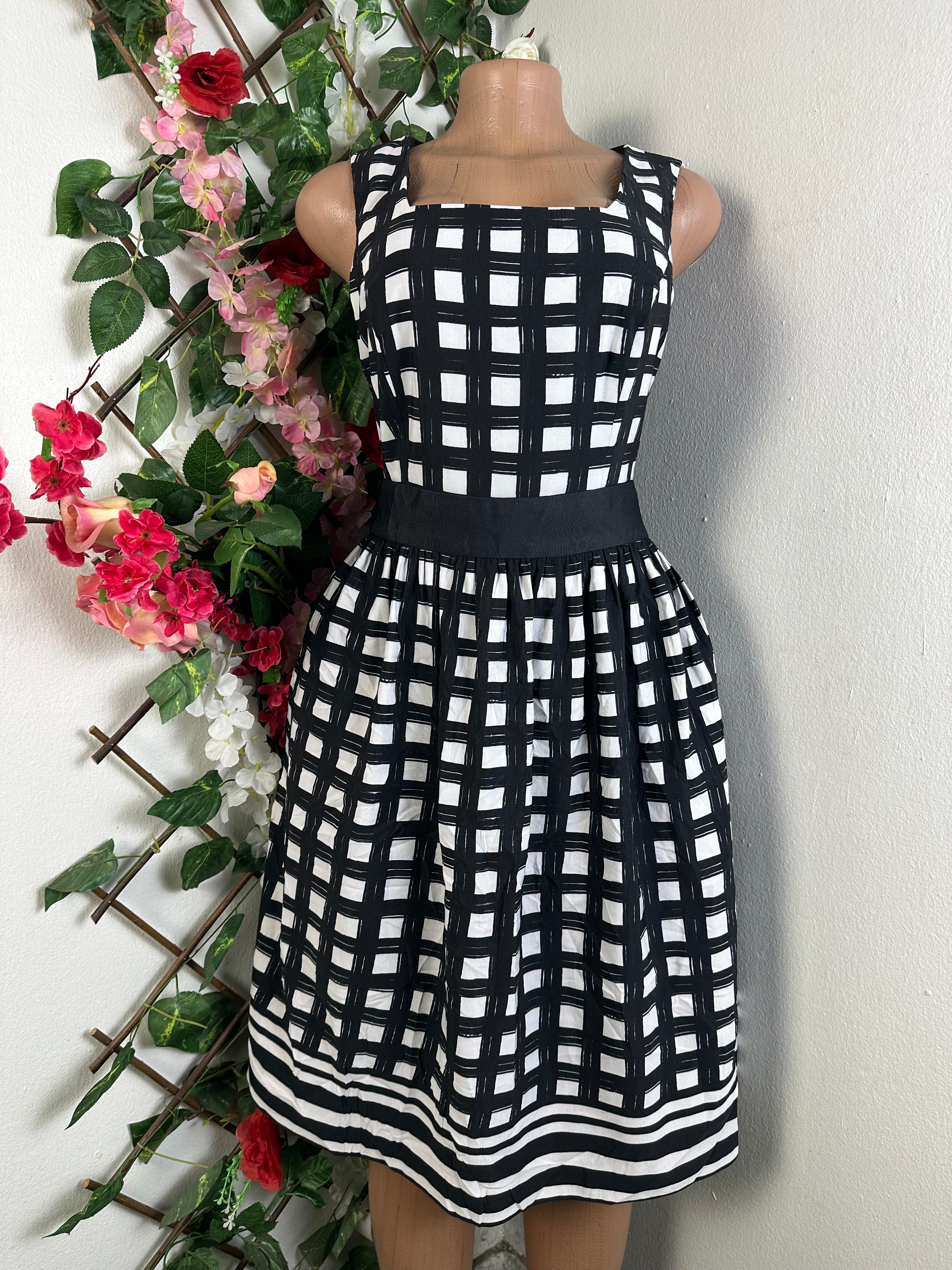 Robe évasée à fine bretelles ceintrée