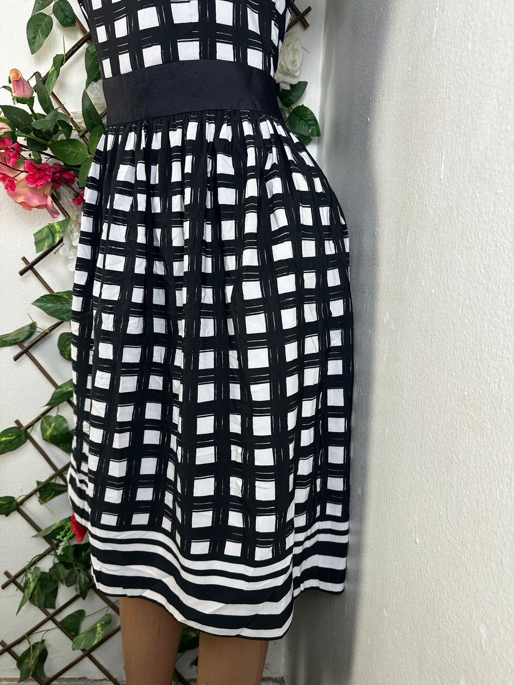 Robe évasée à fine bretelles ceintrée