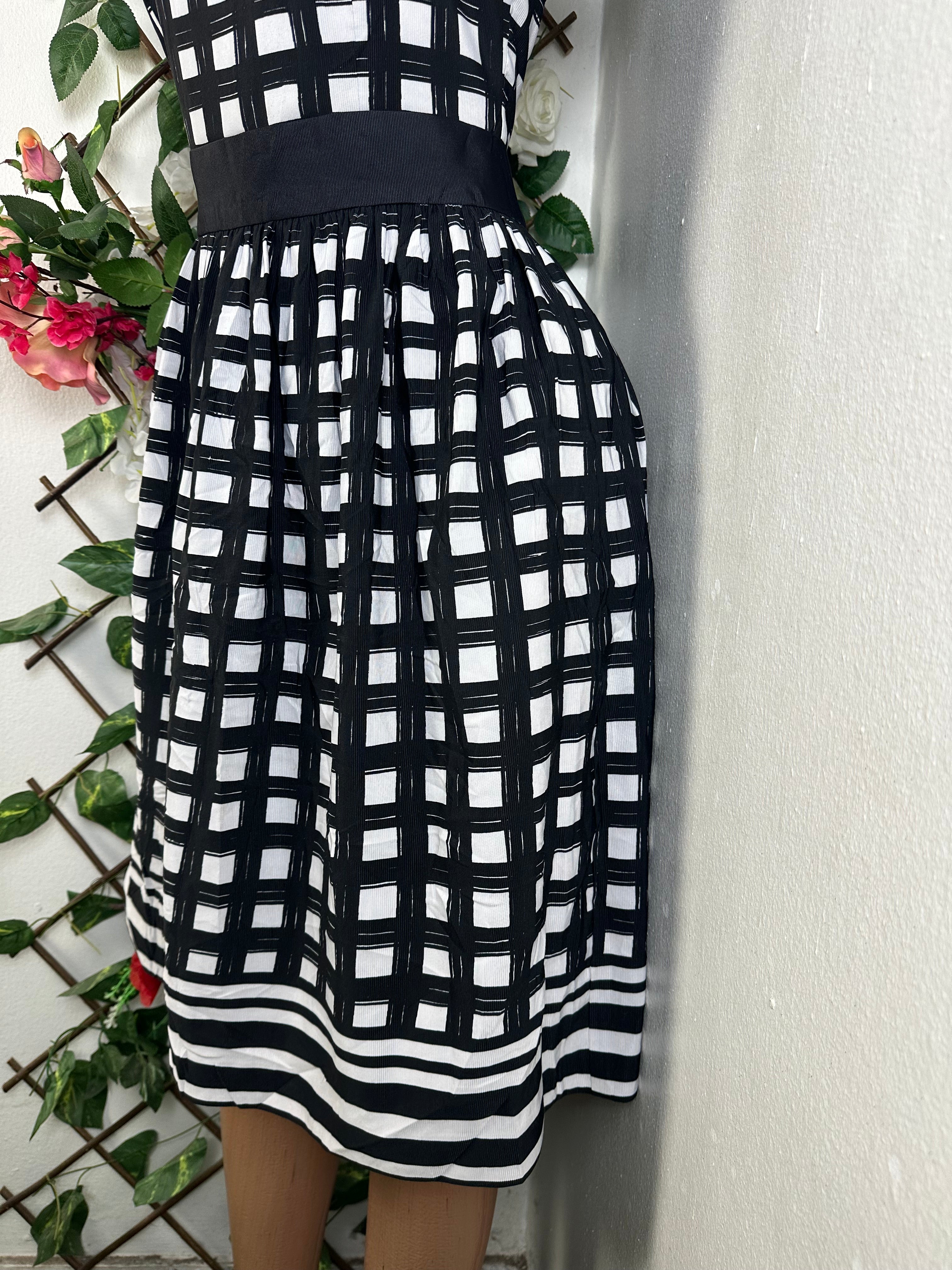 Robe évasée à fine bretelles ceintrée