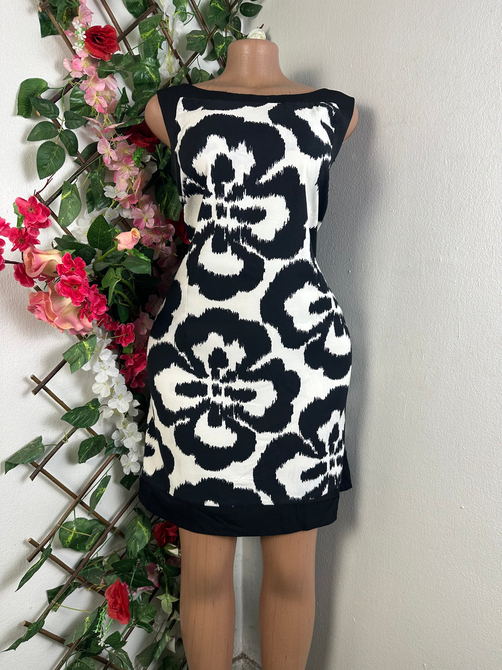 Robe élegante sans manches drapée