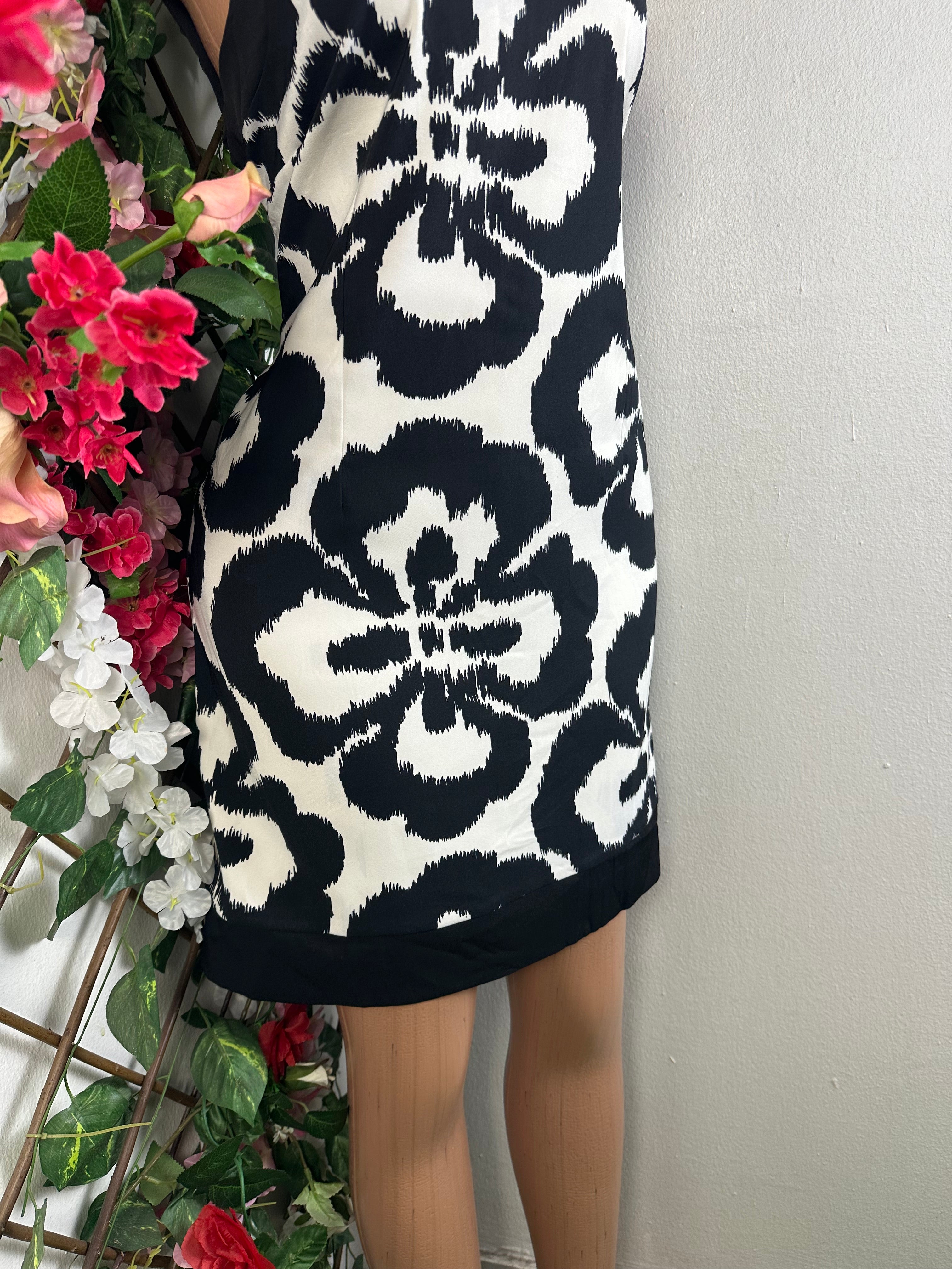 Robe élegante sans manches drapée