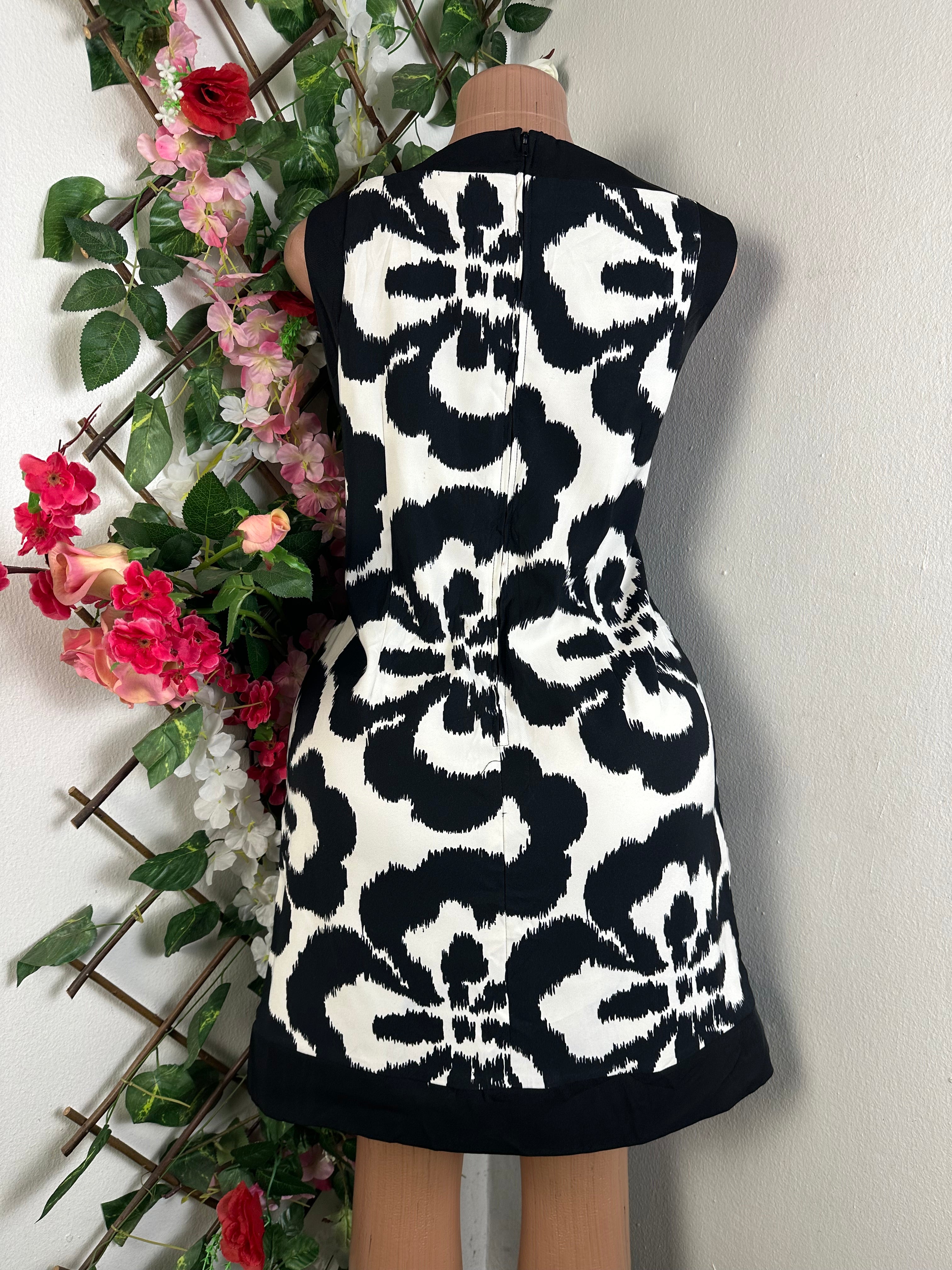 Robe élegante sans manches drapée