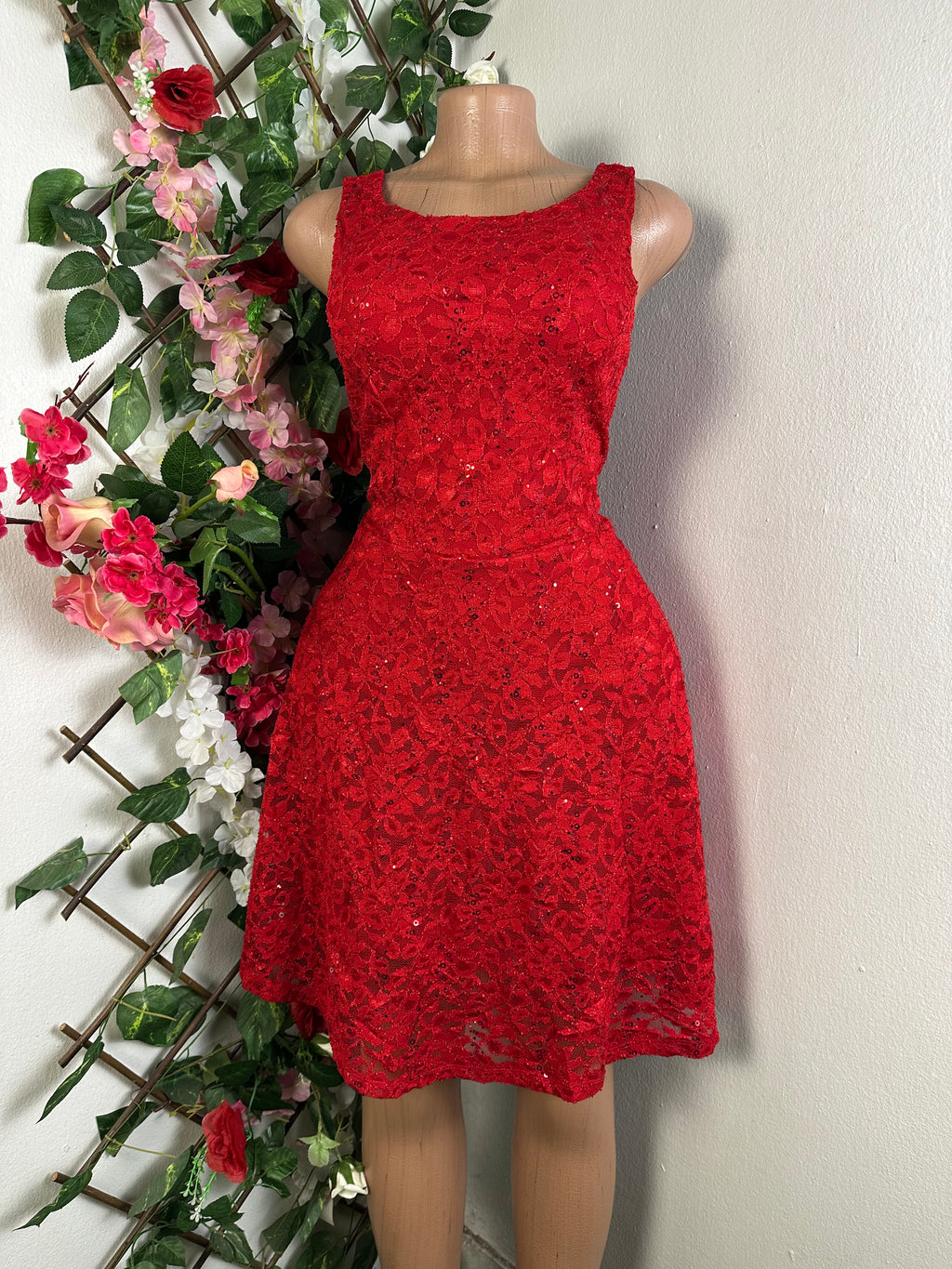 Robe évasée à fine bretelle décolletée