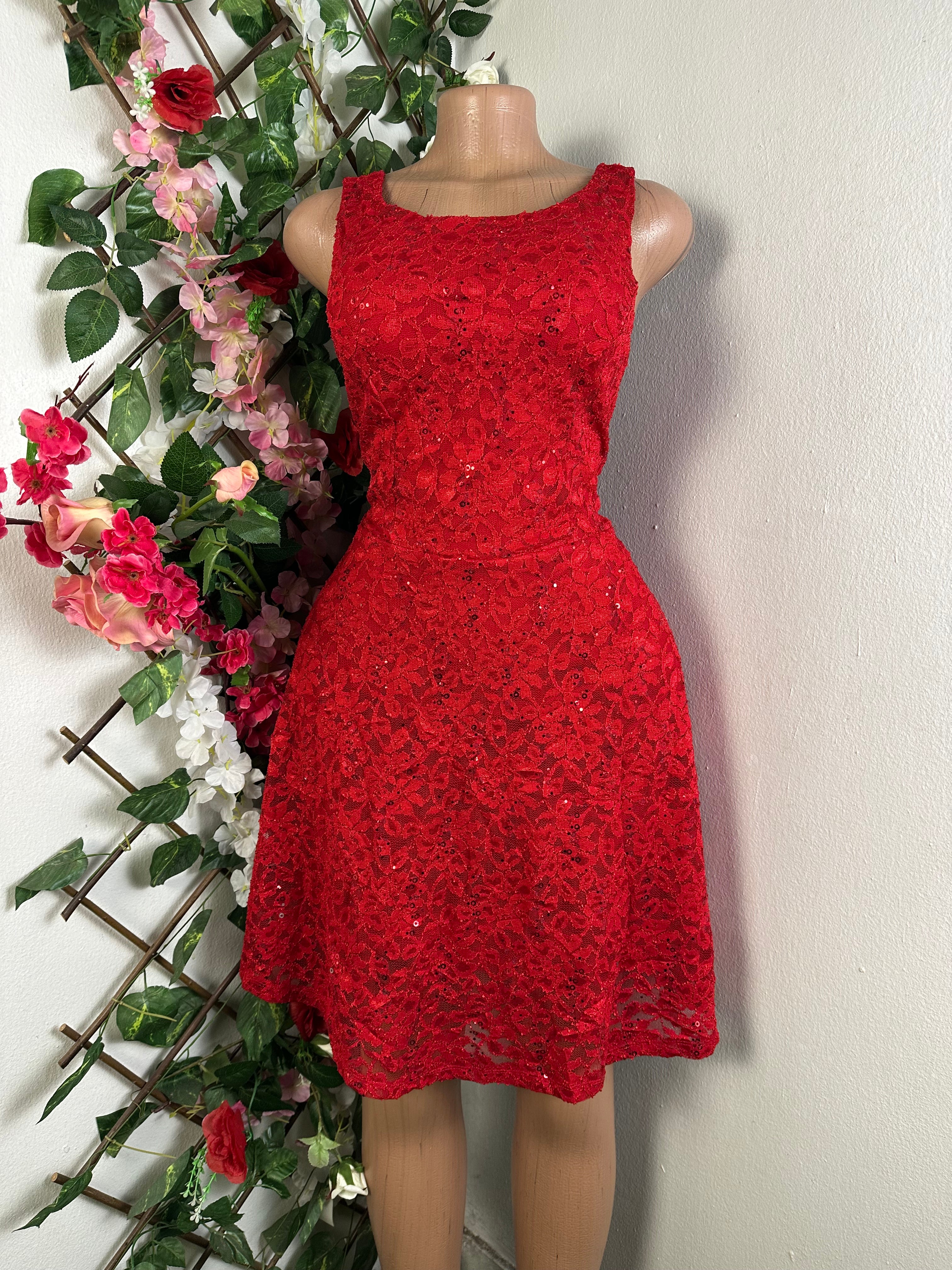 Robe évasée à fine bretelle décolletée