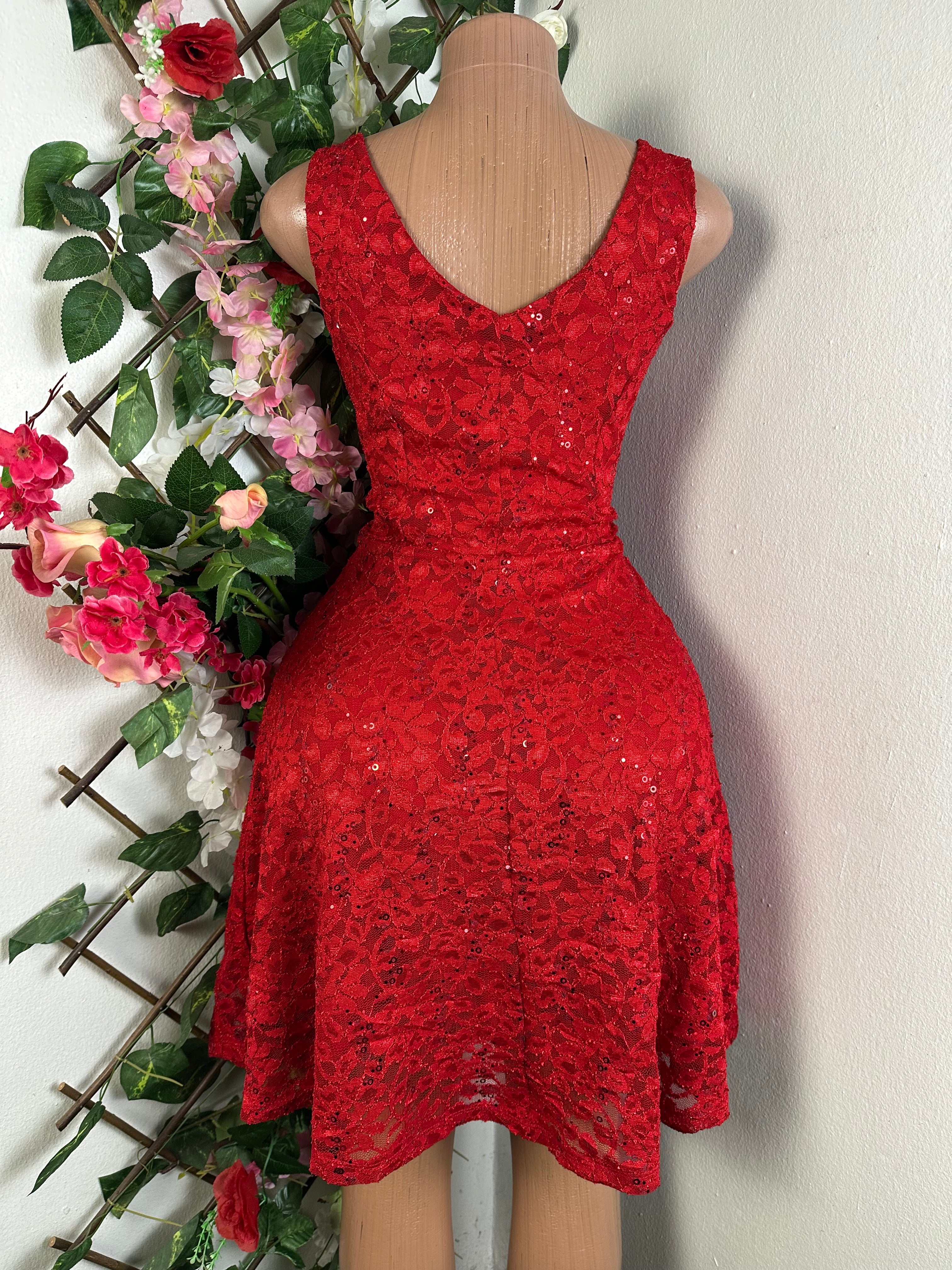 Robe évasée à fine bretelle décolletée