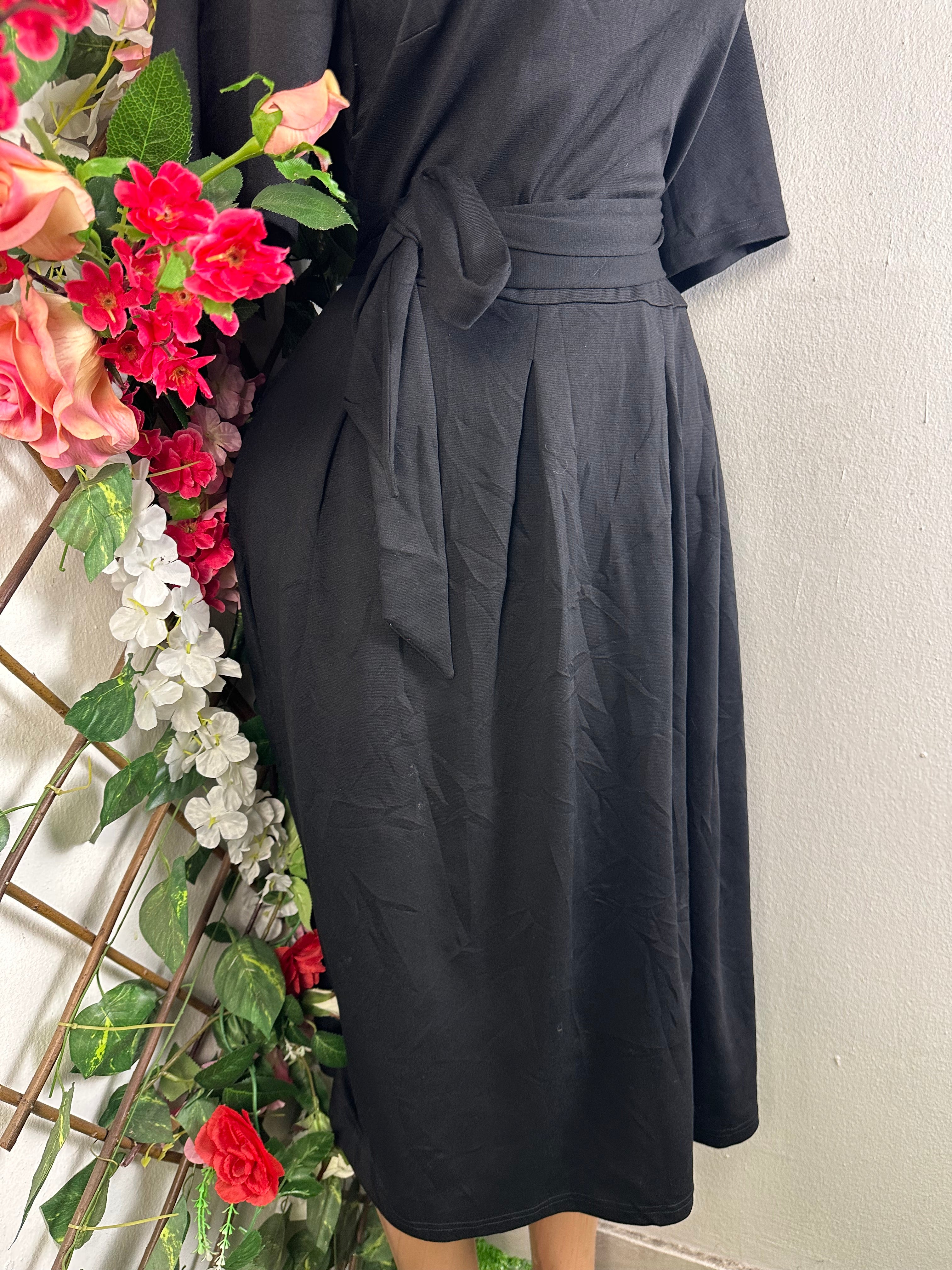 Robe évasée manches courtes décolletée