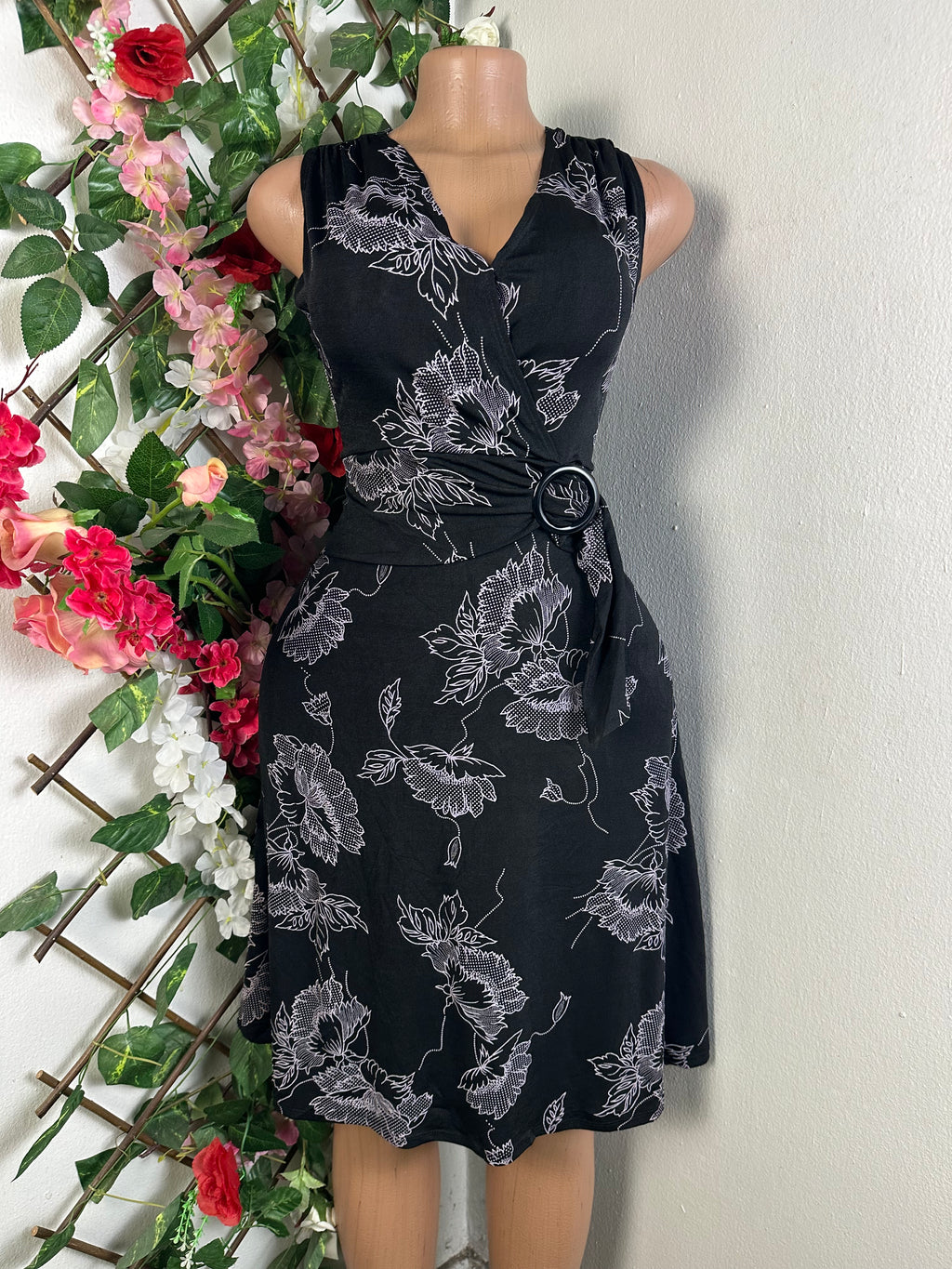 Robe évasée sans manches colle V