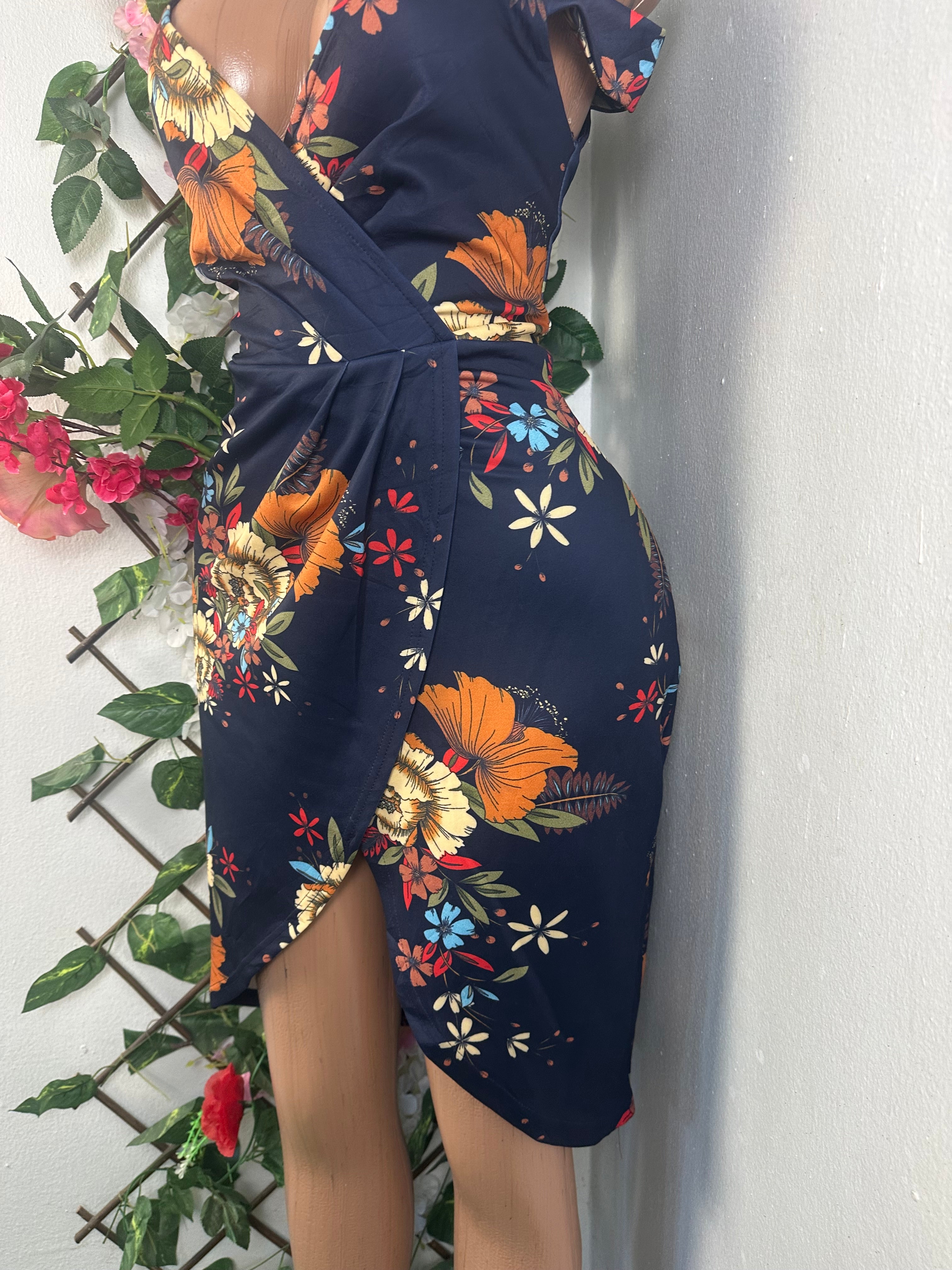 Robe moulante à fine bretelle avec fente