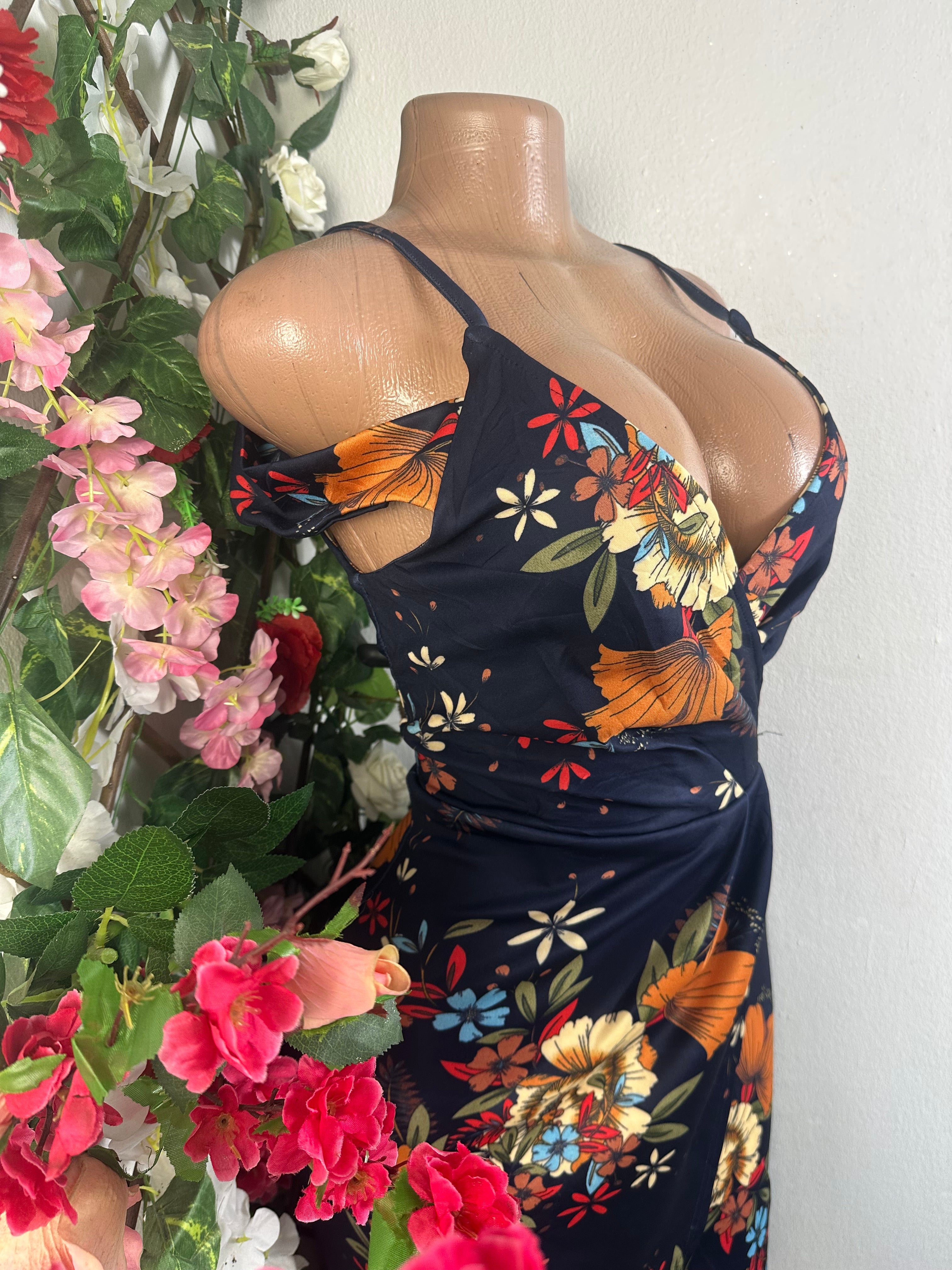 Robe moulante à fine bretelle avec fente