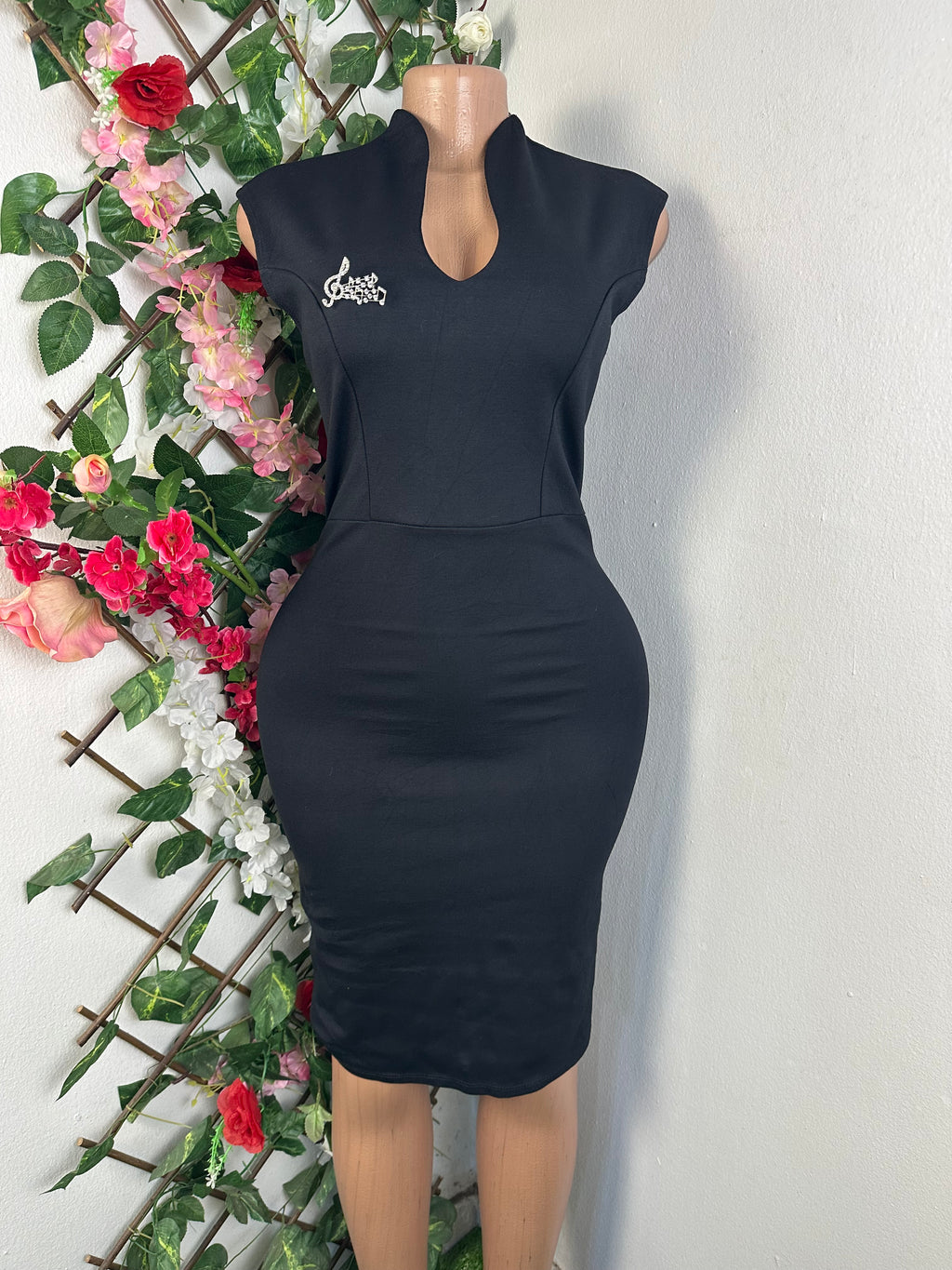 Robe moulante sans manches décollectée