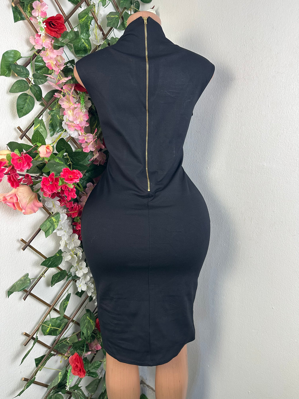 Robe moulante sans manches décollectée