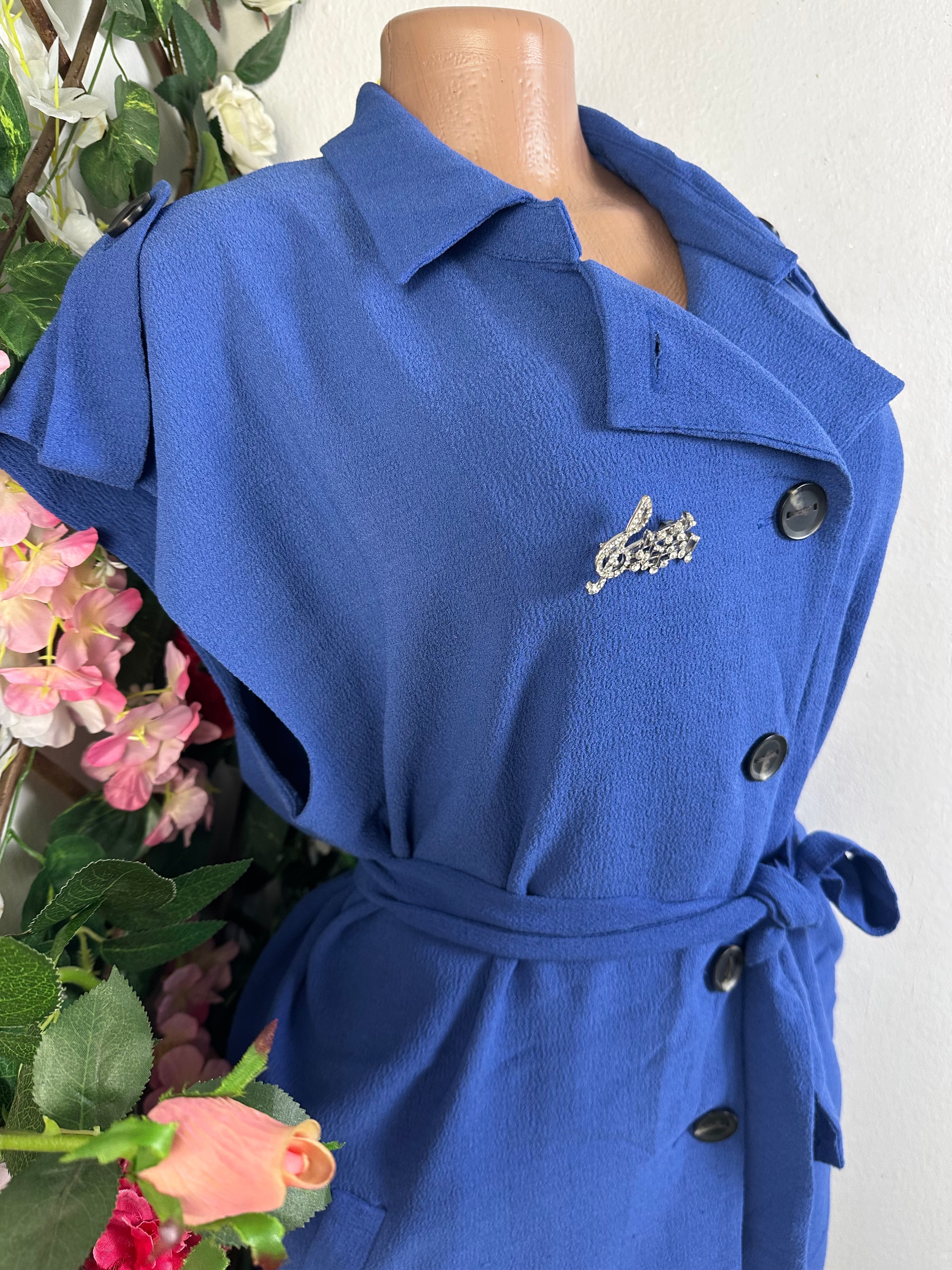 Robe évasée à boutons sans manches