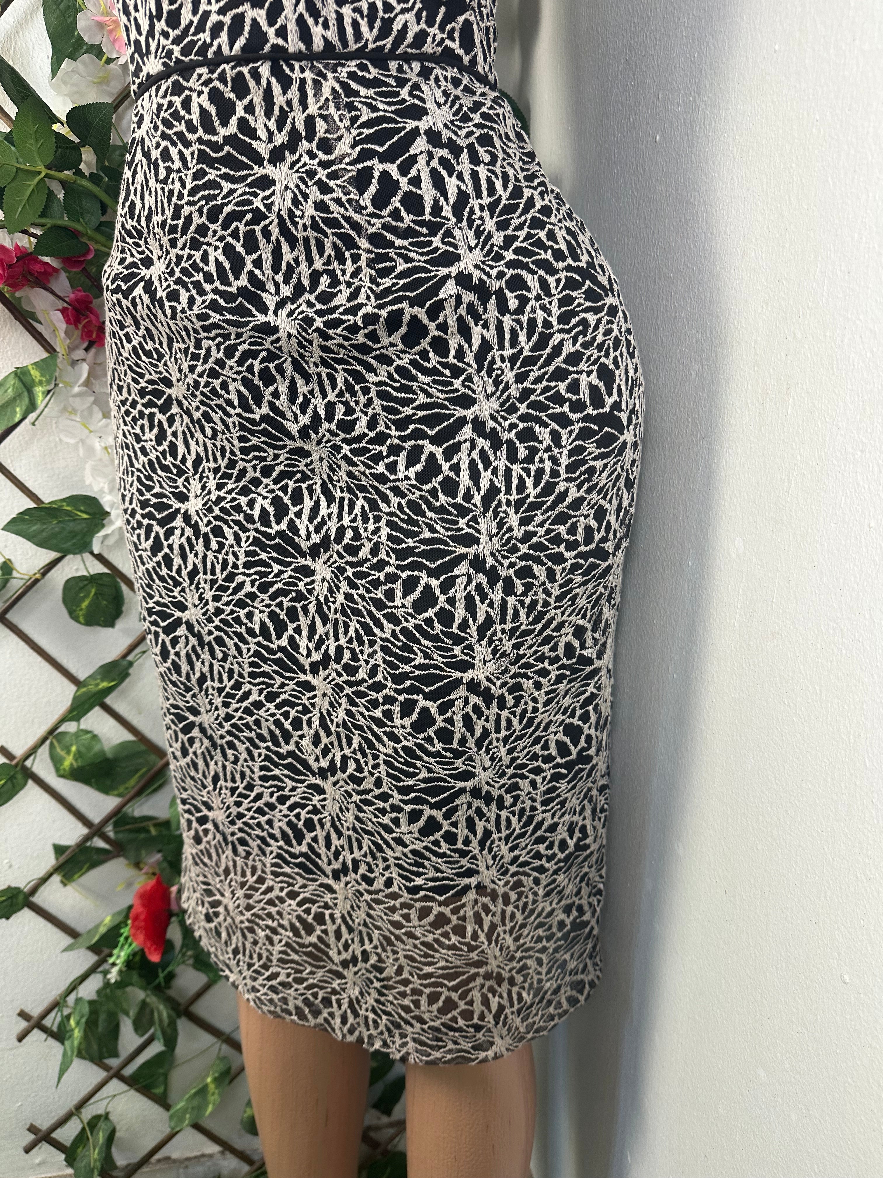 Robe moulante sans manches drapée