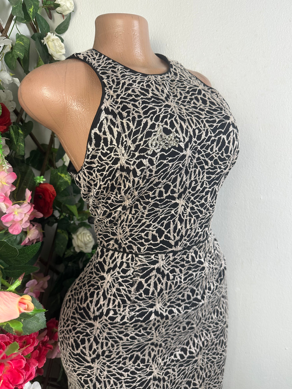 Robe moulante sans manches drapée