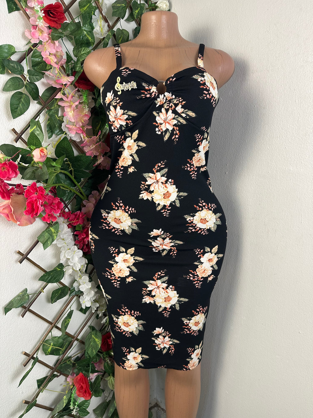 Robe moulante à fine bretelle décollectée