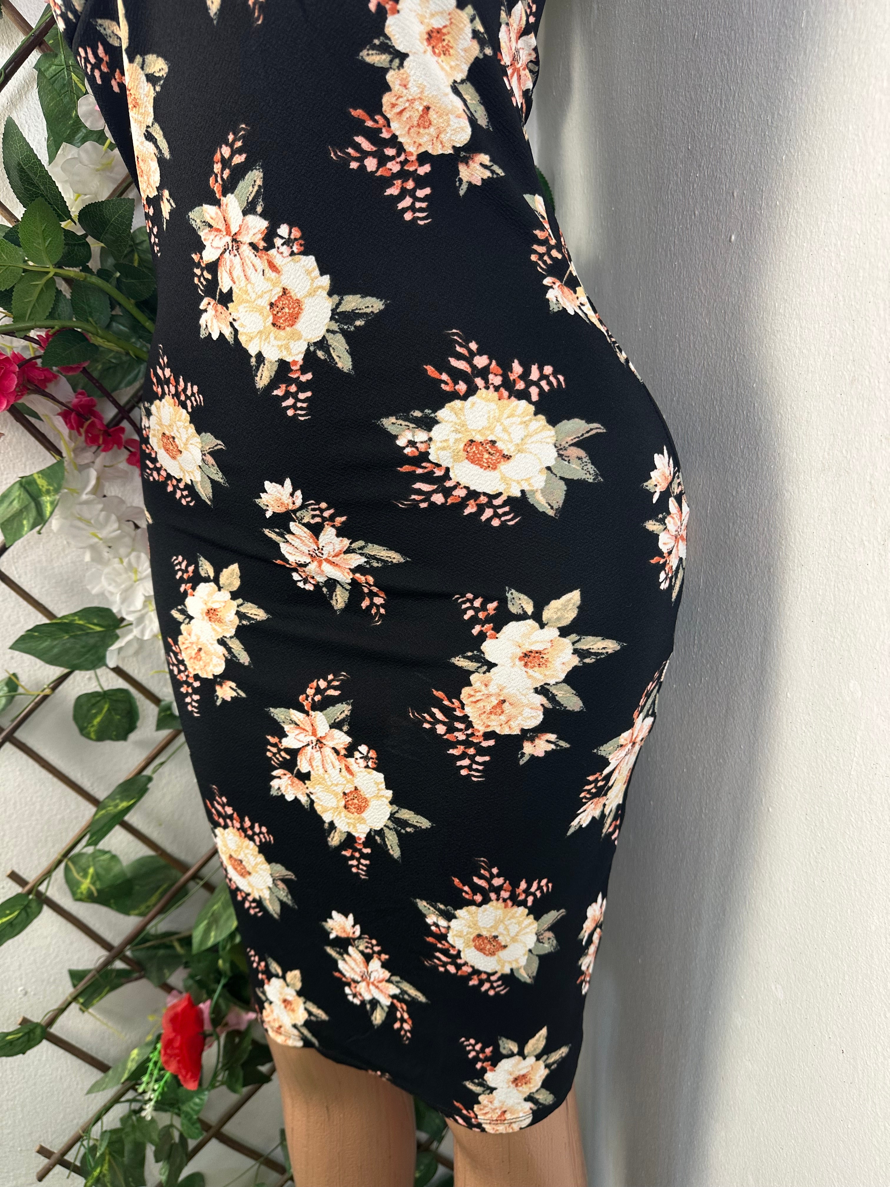 Robe moulante à fine bretelle décollectée