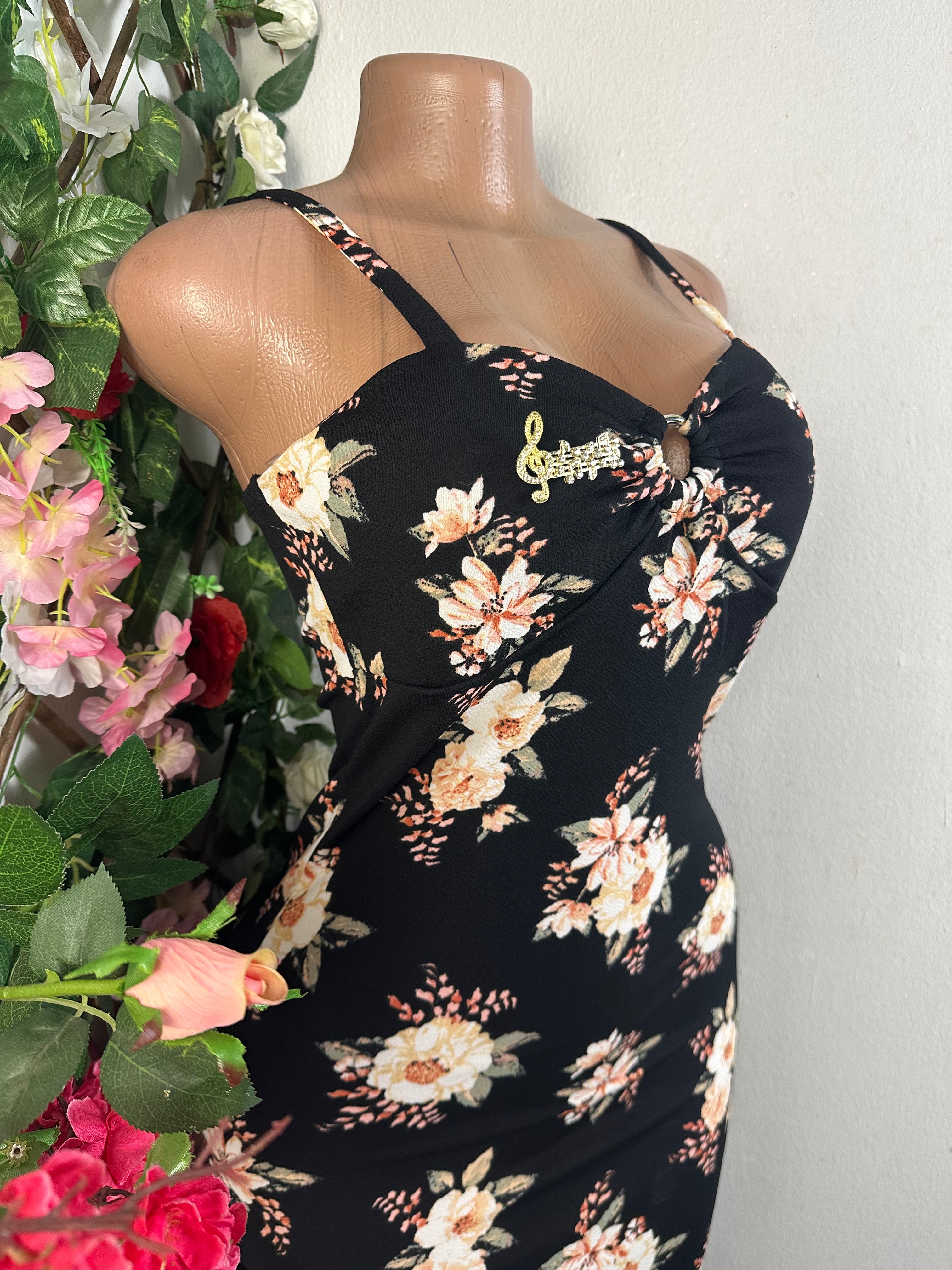 Robe moulante à fine bretelle décollectée