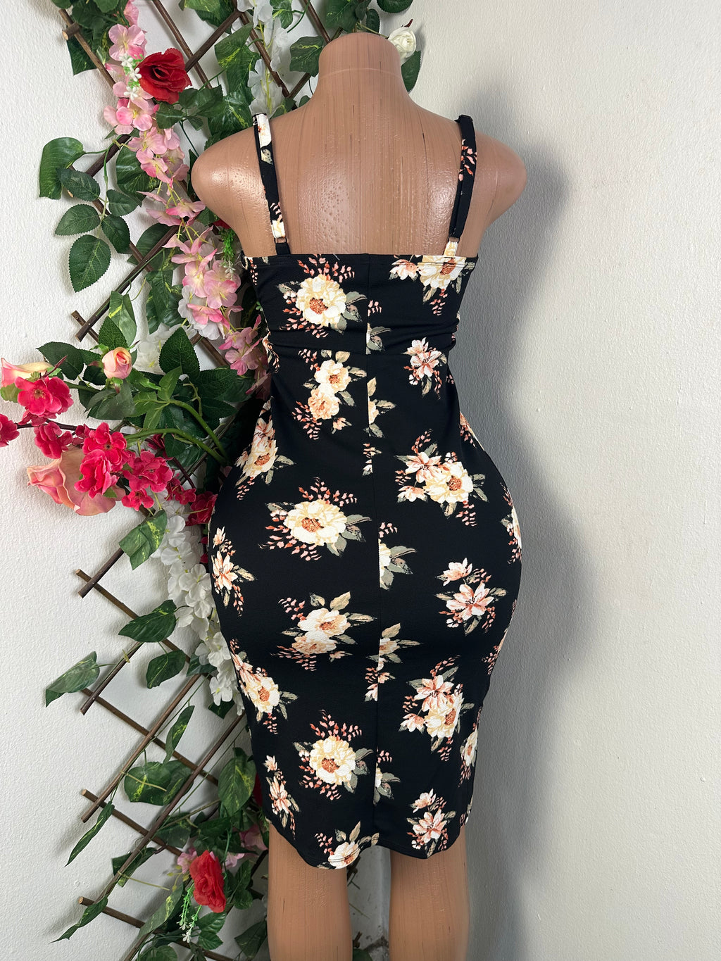 Robe moulante à fine bretelle décollectée