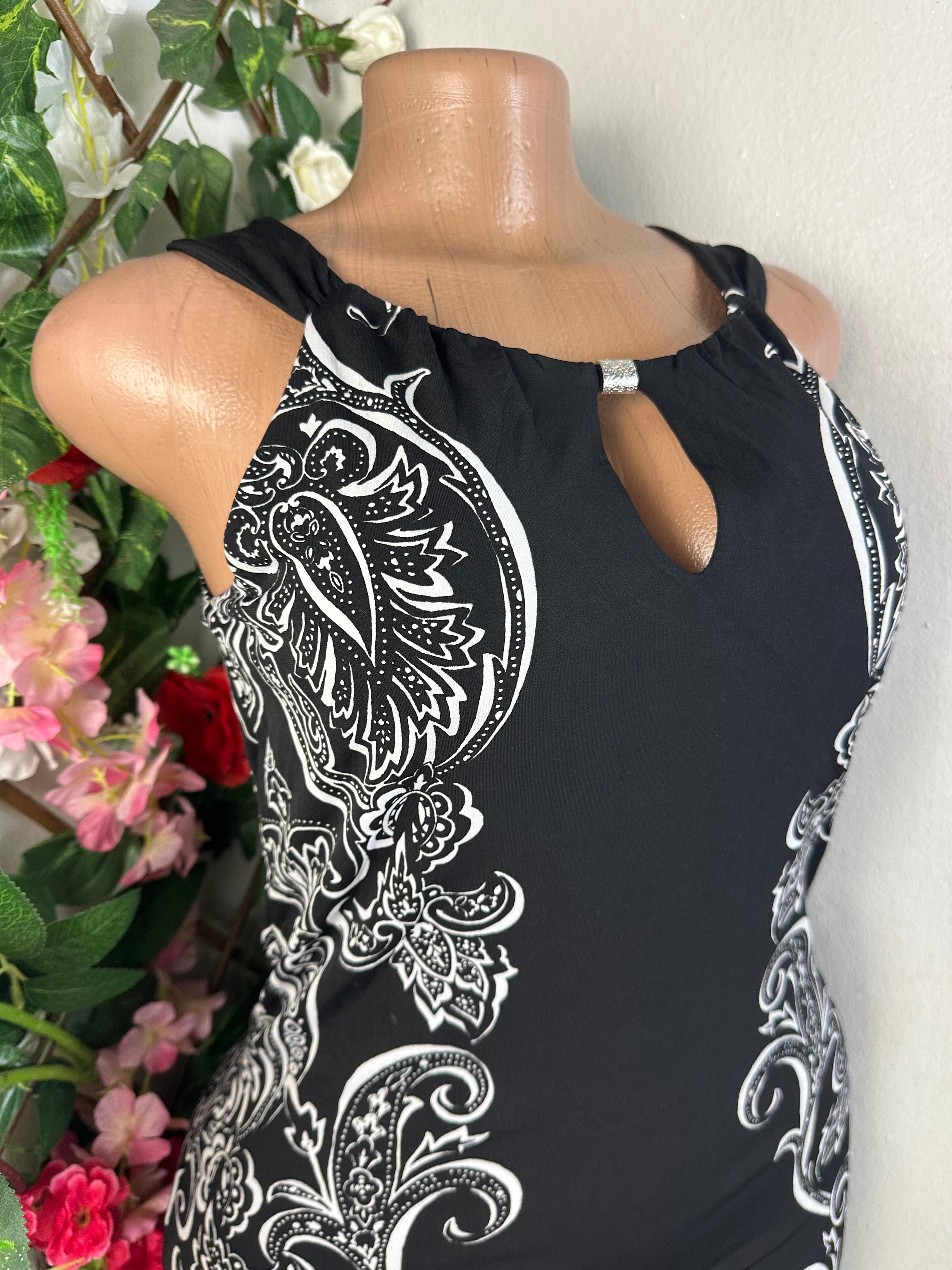 Robe moulante à fine bretelle dénudée