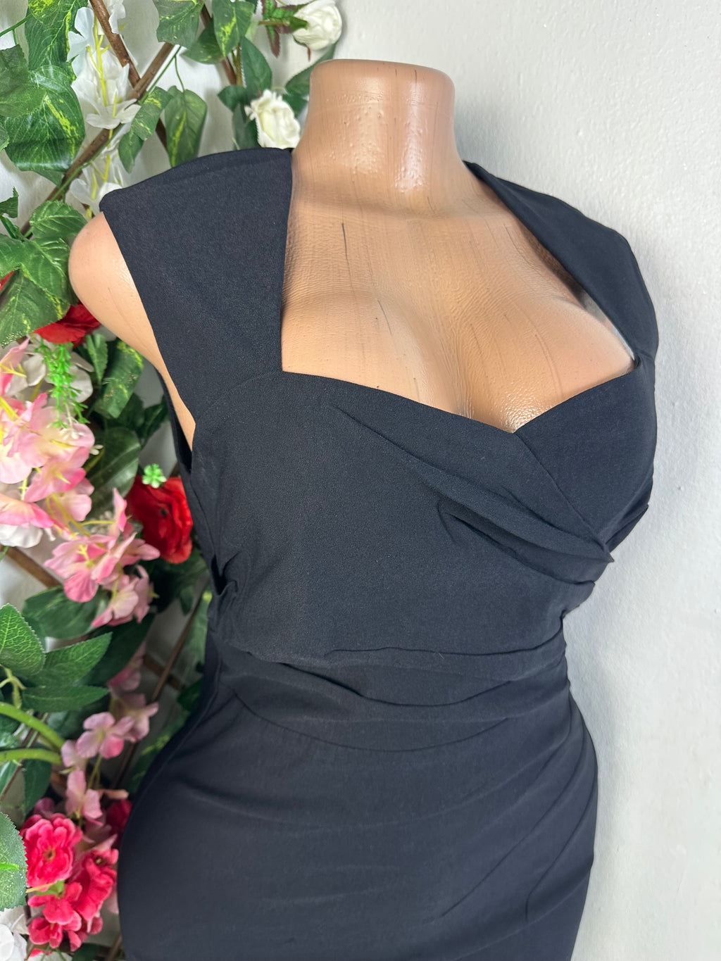 Robe moulante sans manches décollectée