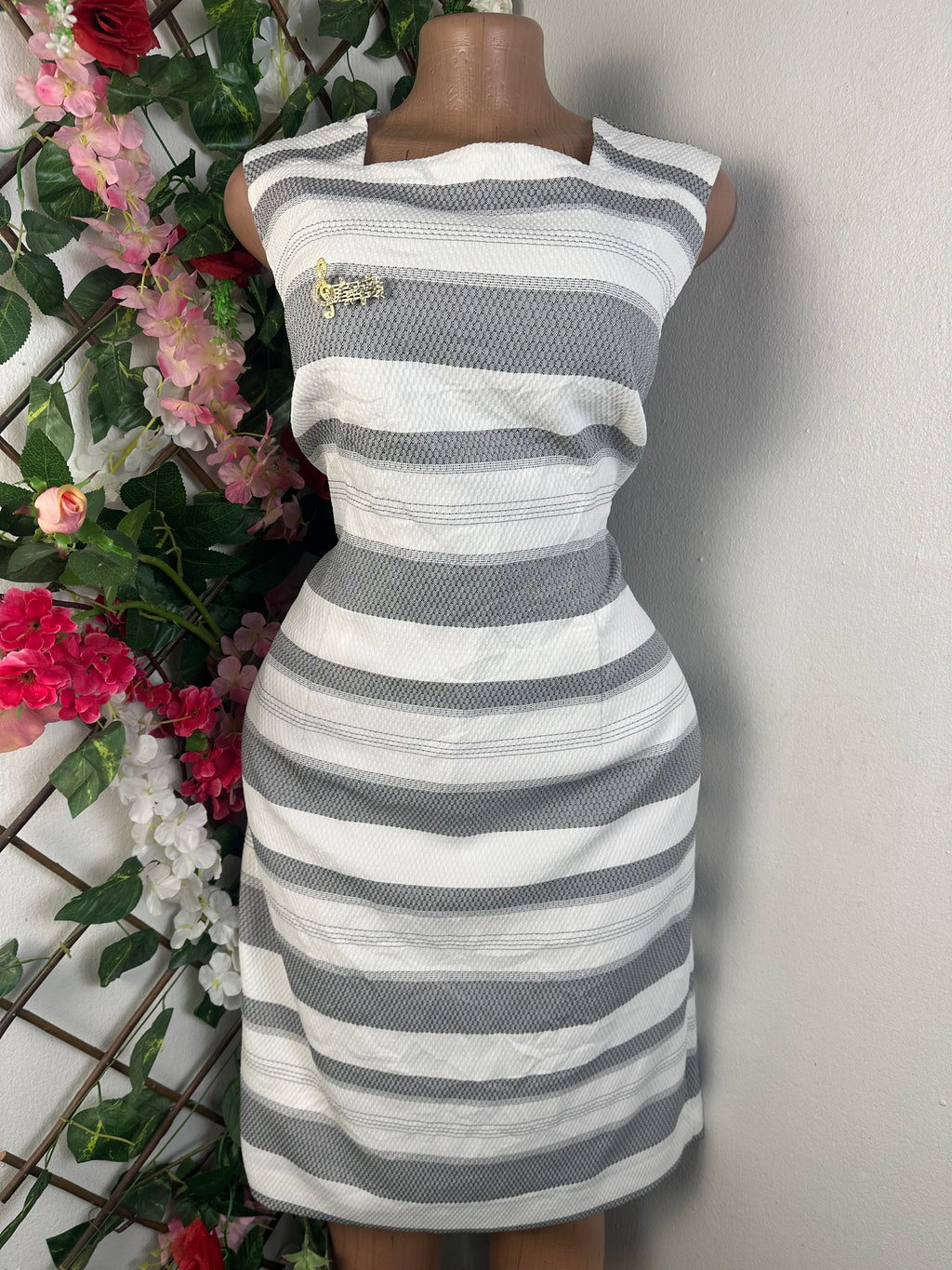 Robe moulante sans manches drapée