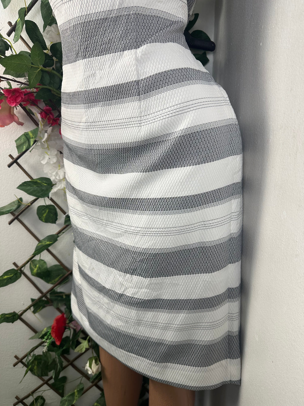 Robe moulante sans manches drapée