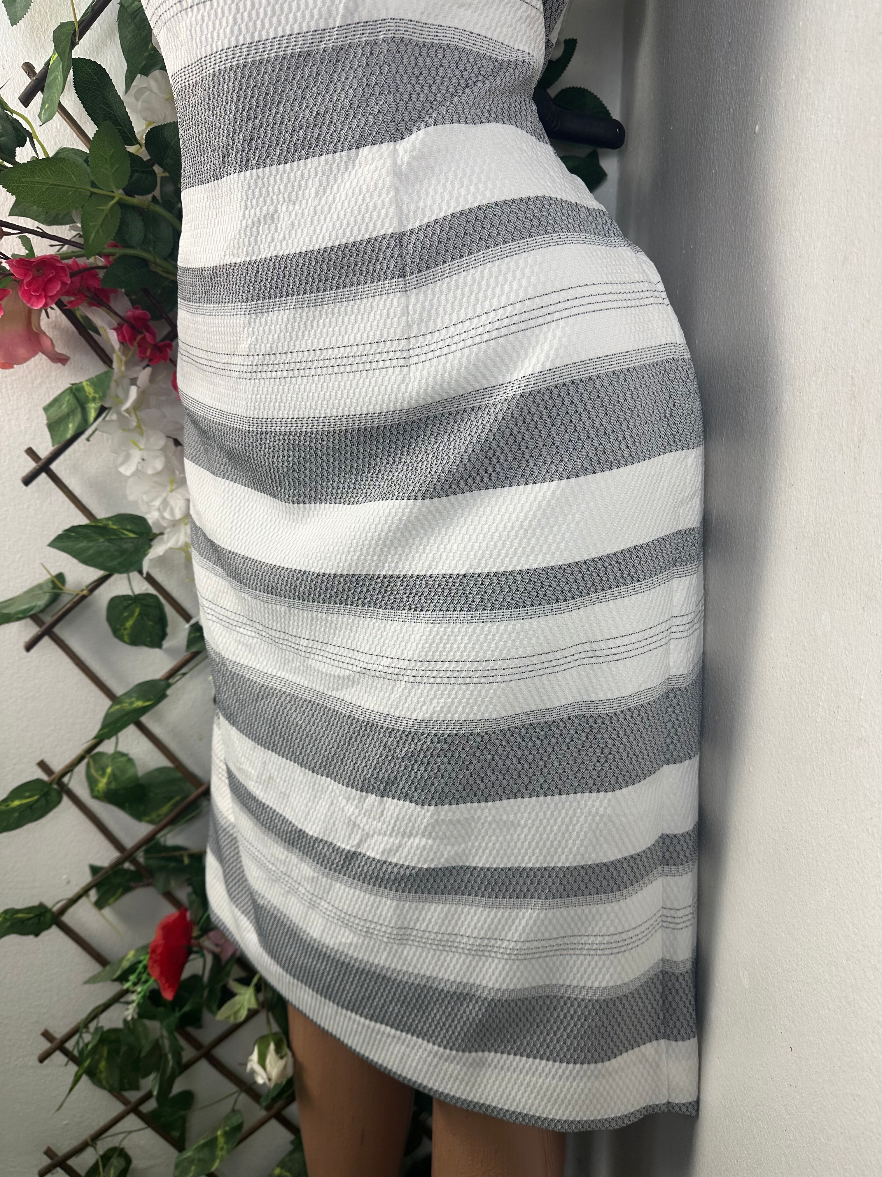 Robe moulante sans manches drapée