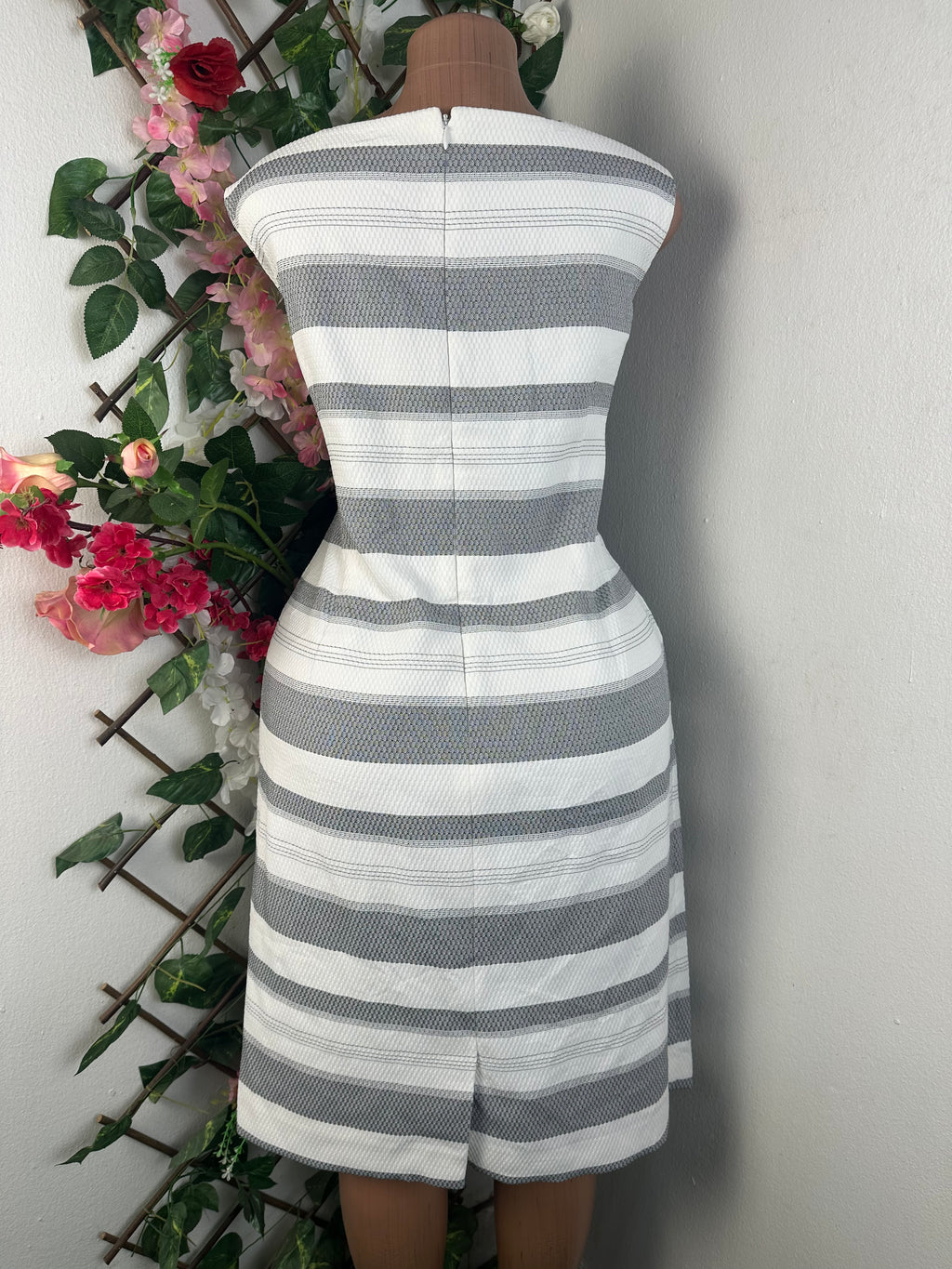 Robe moulante sans manches drapée