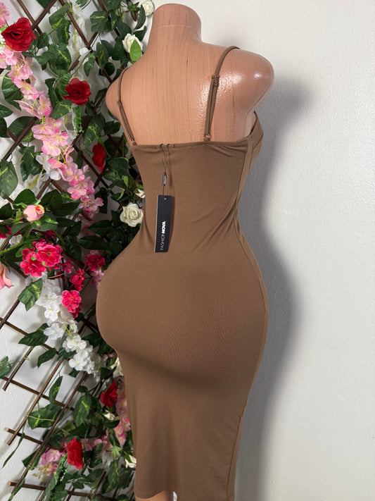 Robe moulante mi longue a fine bretelle