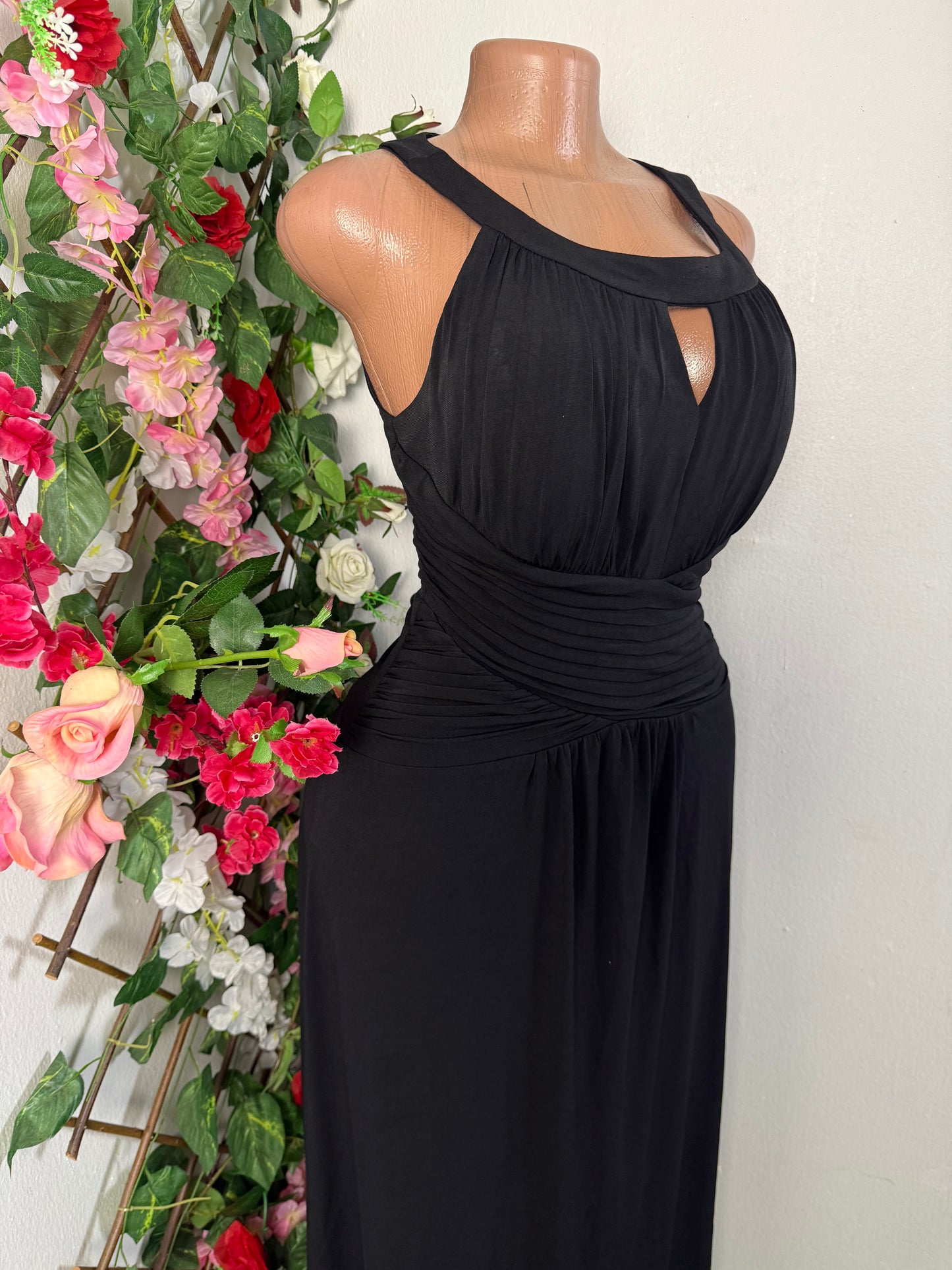 Robe élégante longue a bretelle ceinture ajustée