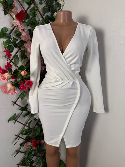 Robe moulante courte a longue manche, colle en v