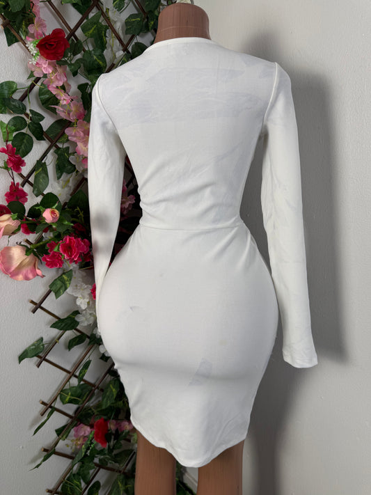 Robe moulante courte a longue manche, colle en v