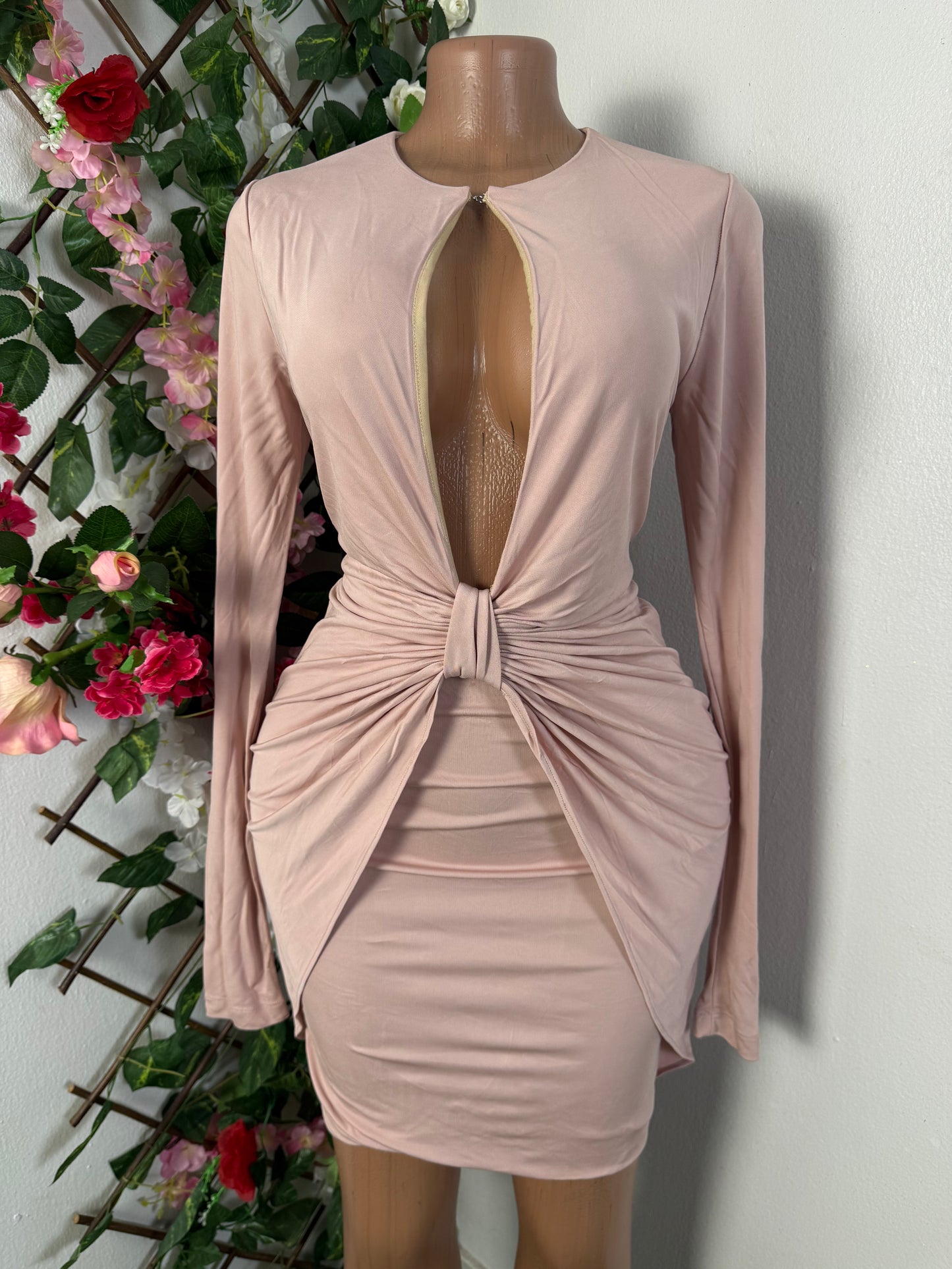 Robe moulante courte, drapée a la taille avec ouverture devant, manche longue