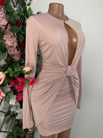 Robe moulante courte, drapée a la taille avec ouverture devant, manche longue