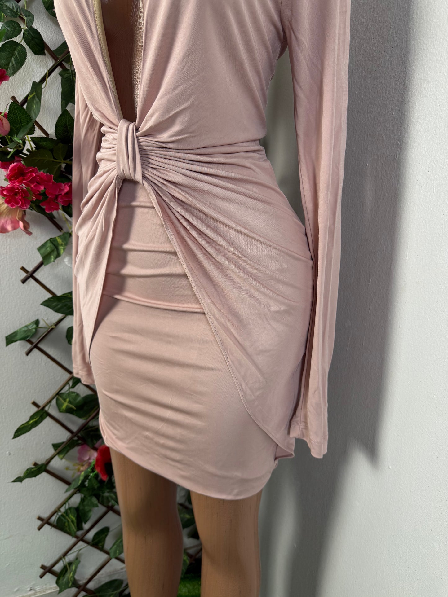 Robe moulante courte, drapée a la taille avec ouverture devant, manche longue