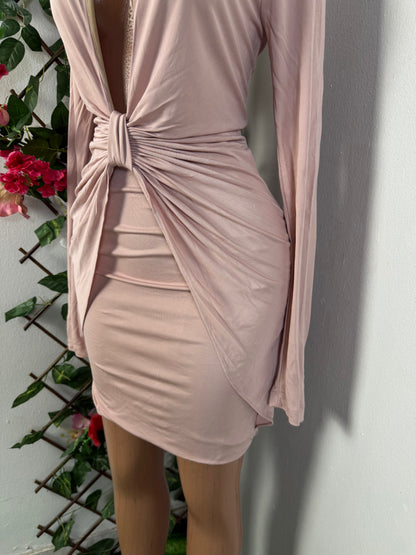 Robe moulante courte, drapée a la taille avec ouverture devant, manche longue