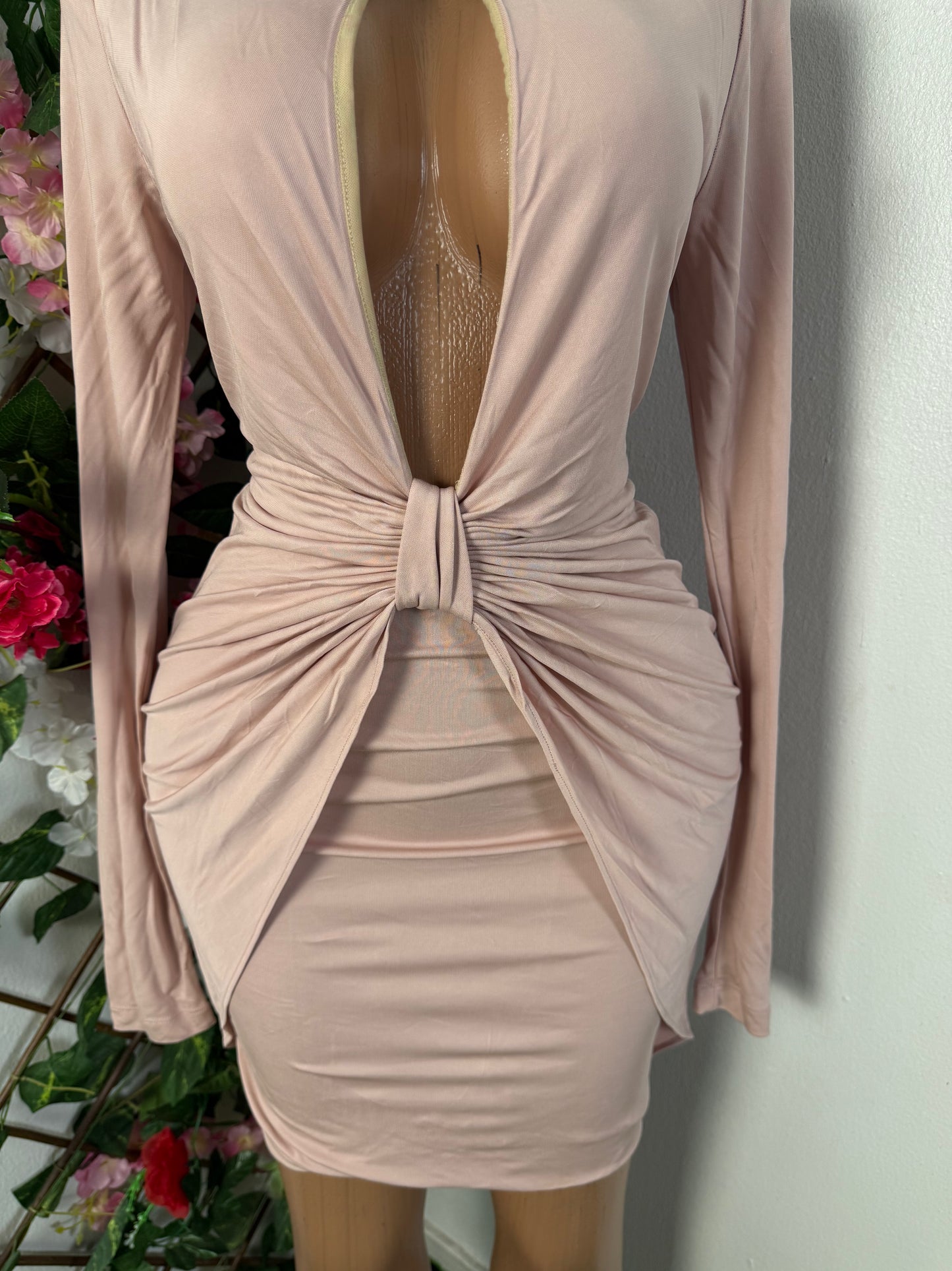 Robe moulante courte, drapée a la taille avec ouverture devant, manche longue