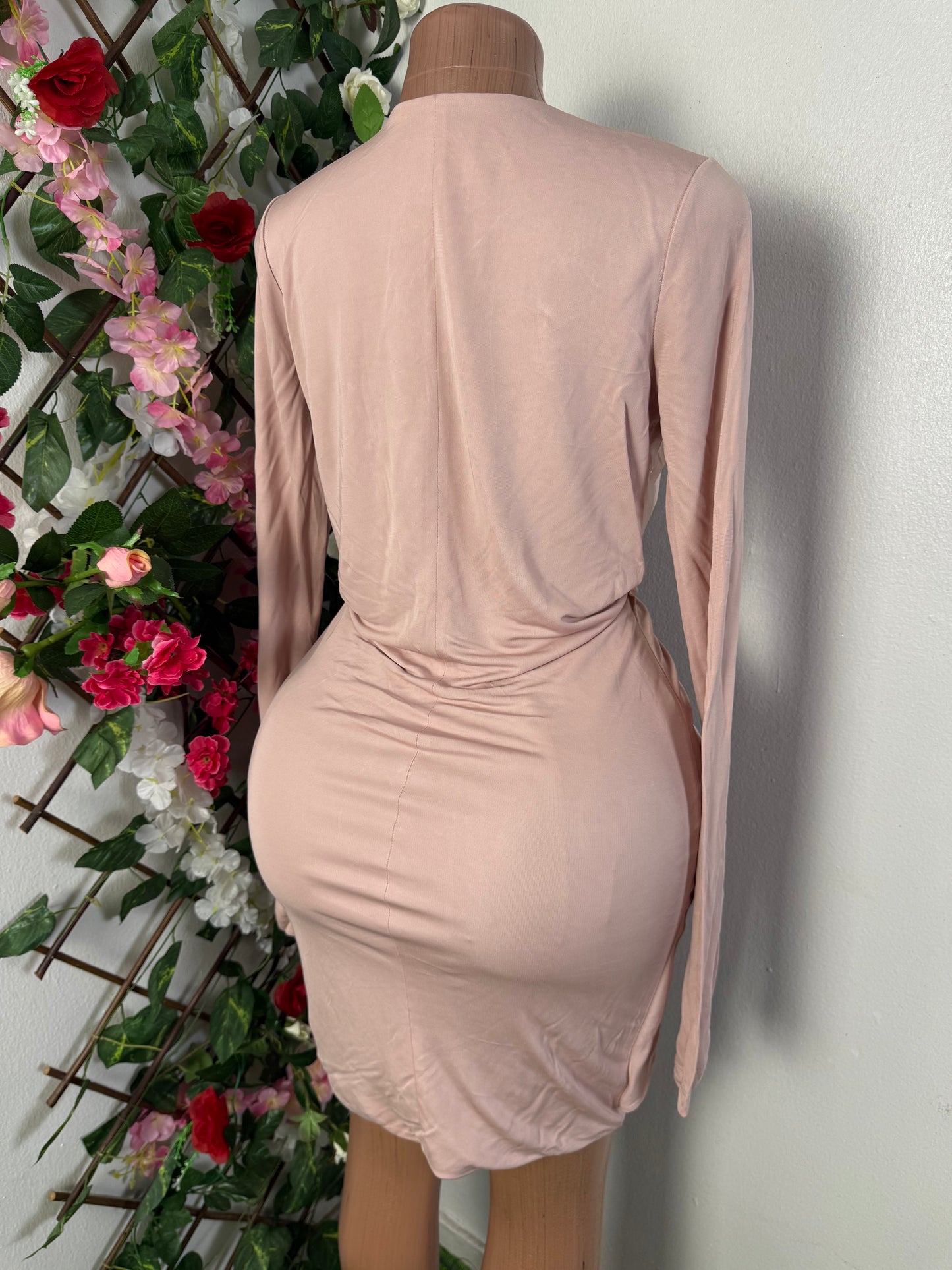 Robe moulante courte, drapée a la taille avec ouverture devant, manche longue