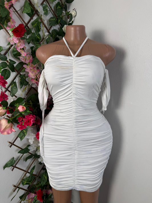 Robe moulante courte a fine bretelle et manchette pendant