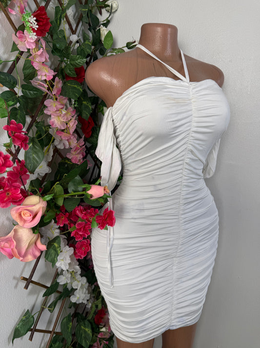 Robe moulante courte a fine bretelle et manchette pendant