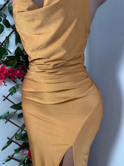 Robe cocktail en satin a fine bretelle décolleté drape avec fente