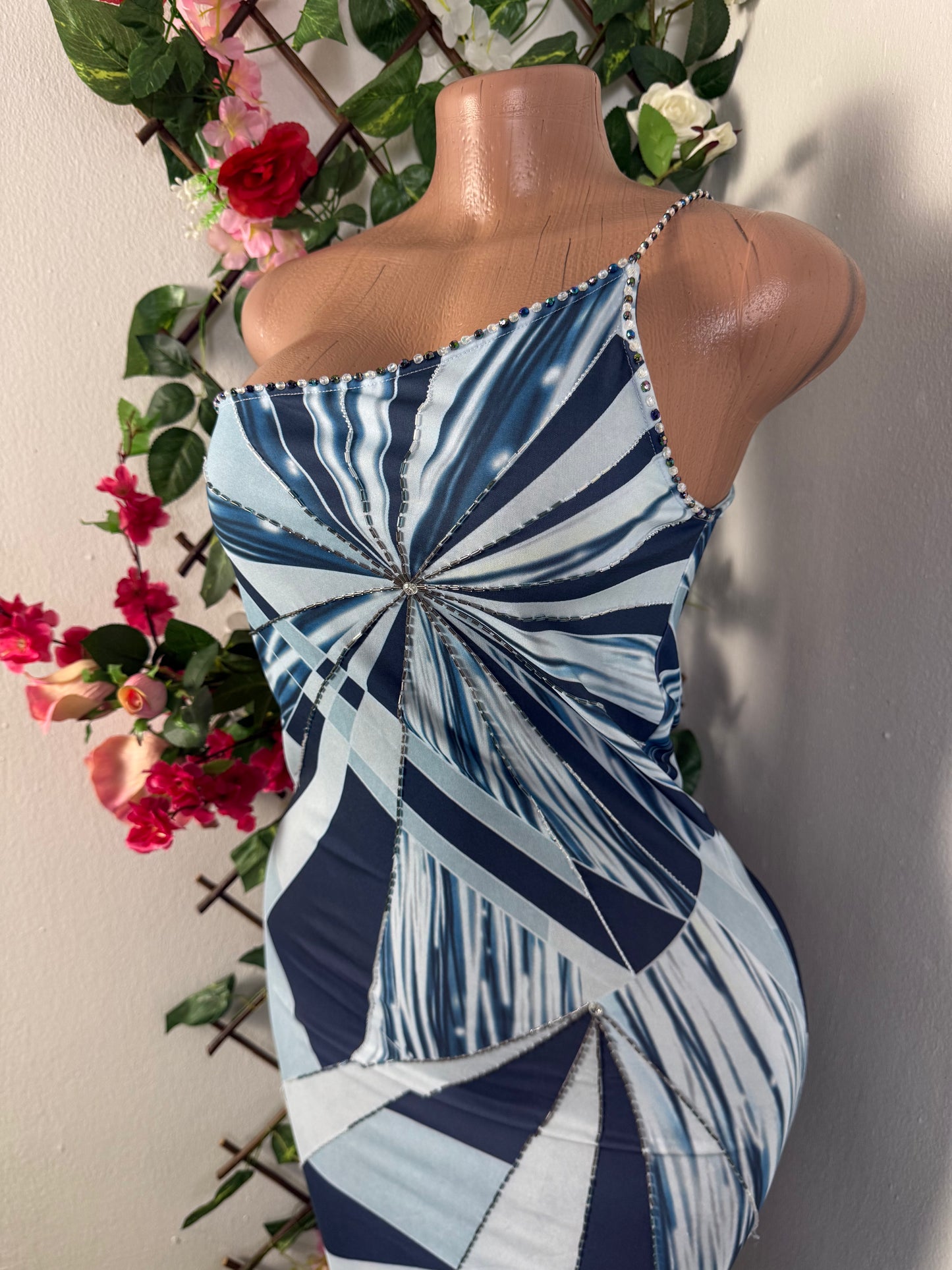 Robe mi longue a une brettelé fine sans manche
