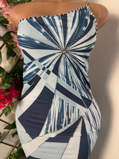 Robe mi longue a une brettelé fine sans manche