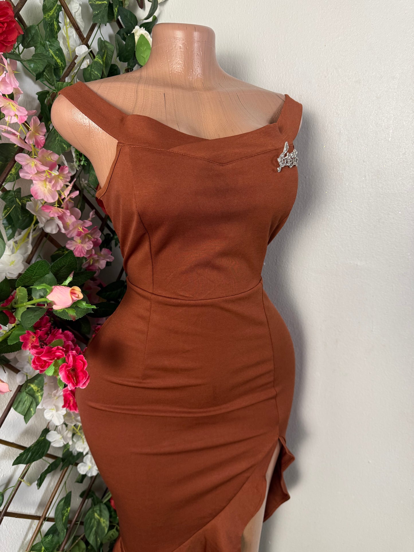 Robe sirene mi longue a bretelle décolleté bateau a fente