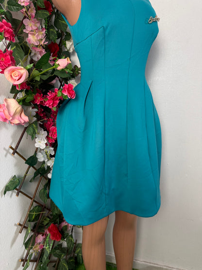 Robe courte évasée sans manche a colle rond