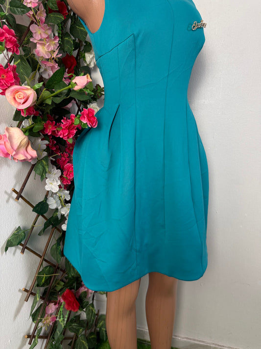 Robe courte évasée sans manche a colle rond