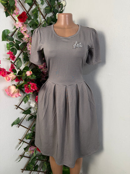 Robe evasee mi longue a courte manche et colle rond