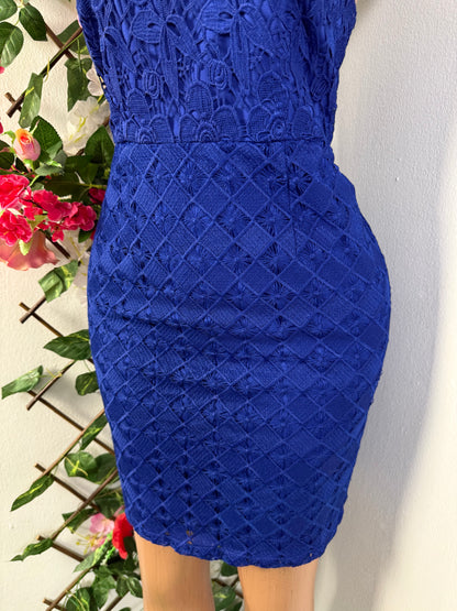 Robe moulante courte en dentelle